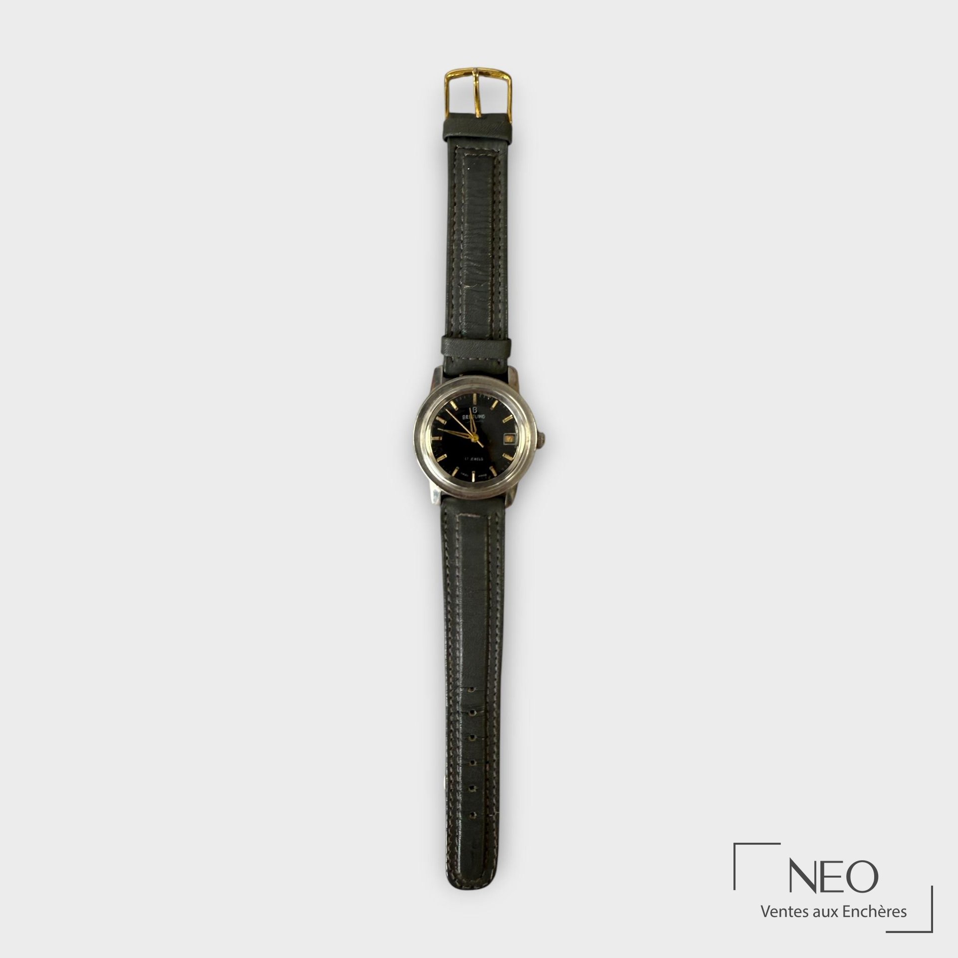 Montre bracelet Breitling vue de face sur bracelet cuir noir avec boucle dorée