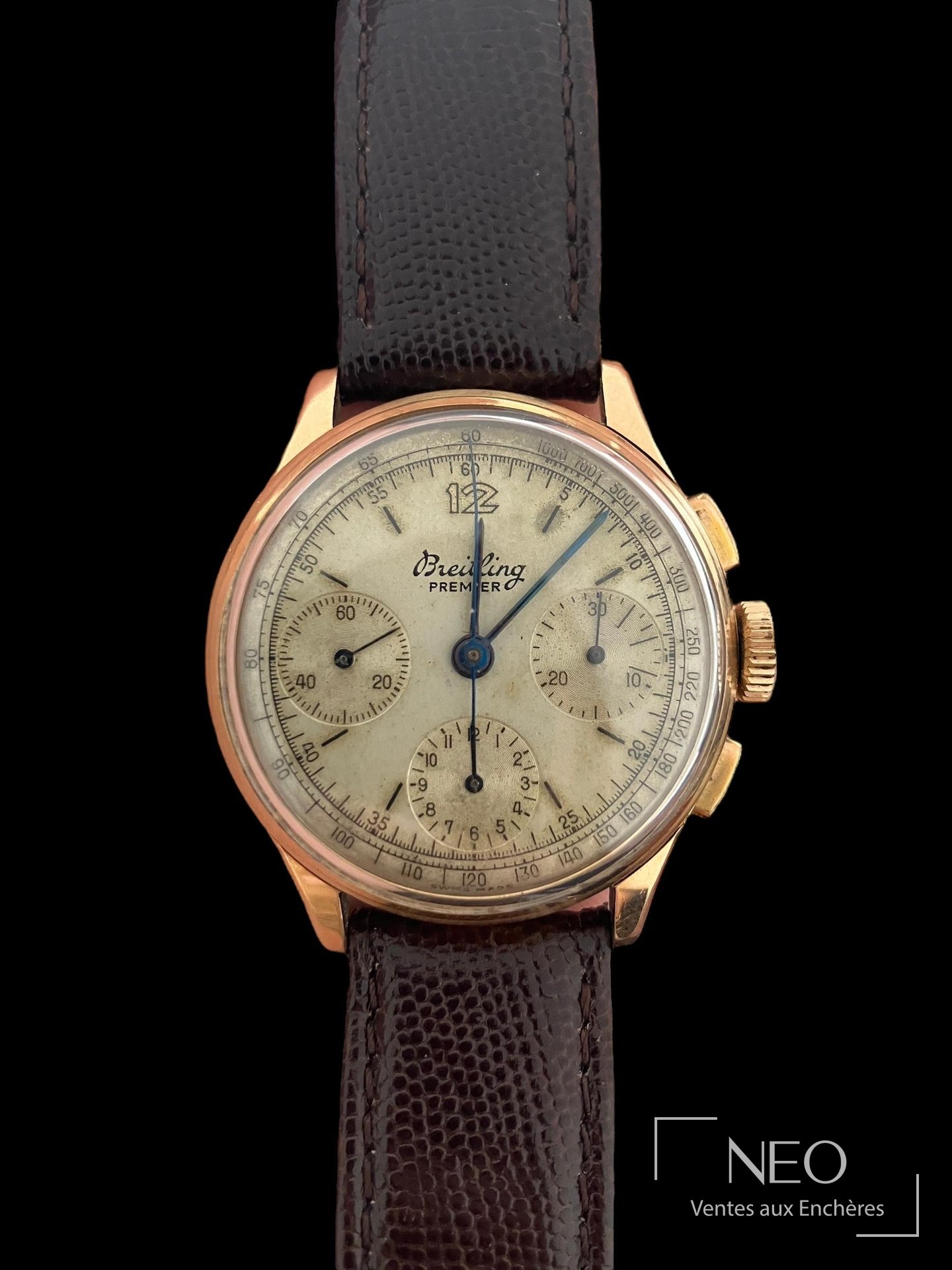 Breitling Premier chronographe en or rose avec cadran crème et bracelet cuir