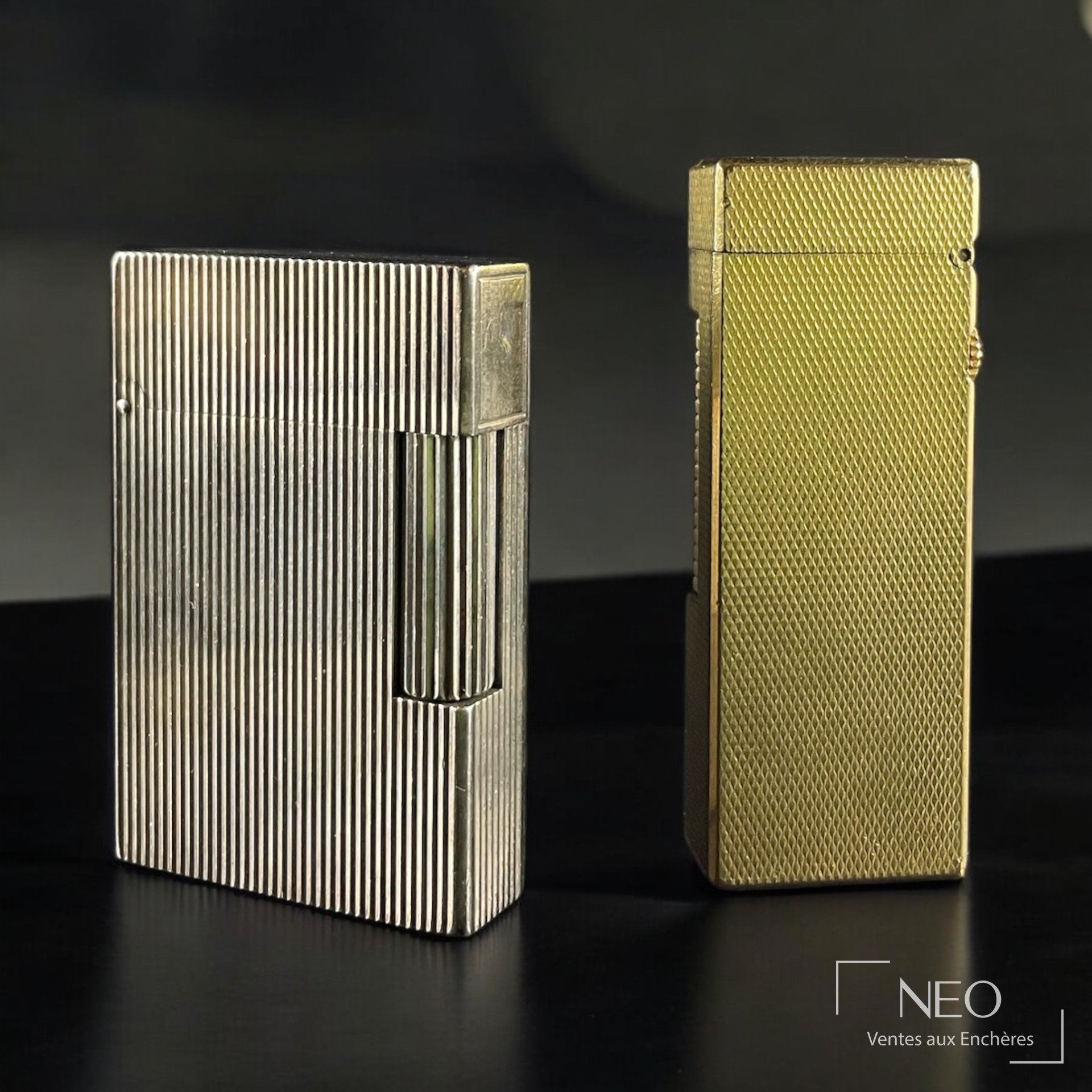Deux briquets rectangulaires