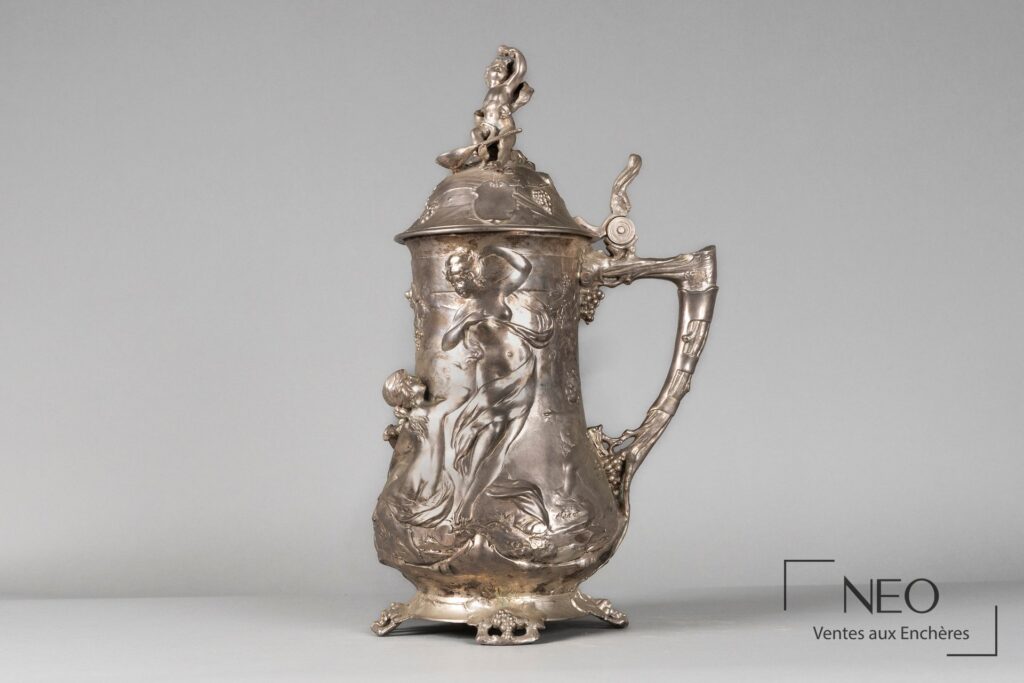 Broc en étain Art Nouveau à décor de cortège dionysiaque