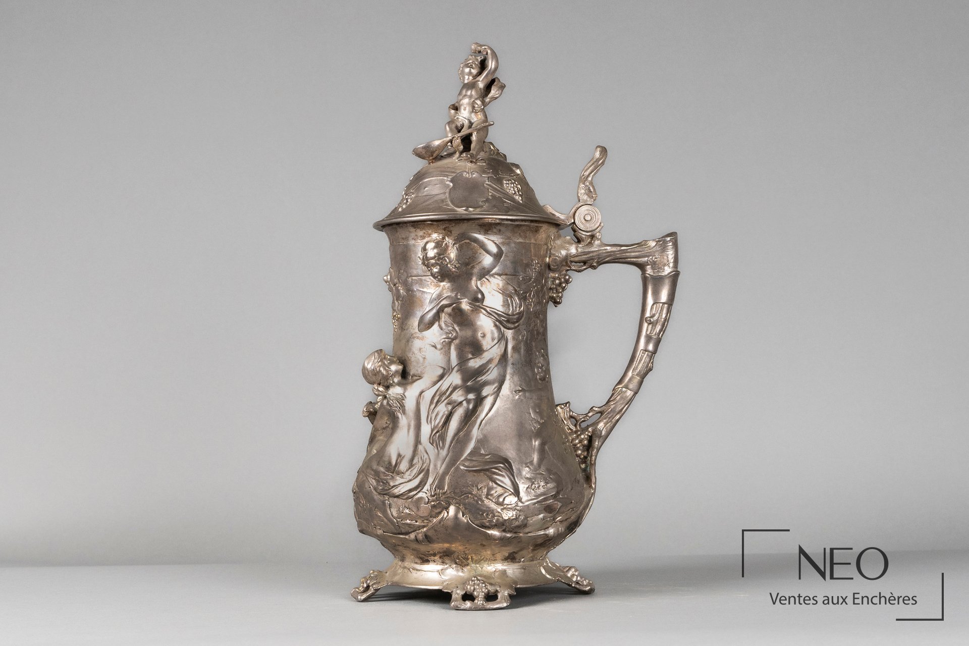 Broc en étain Art Nouveau à décor de cortège dionysiaque