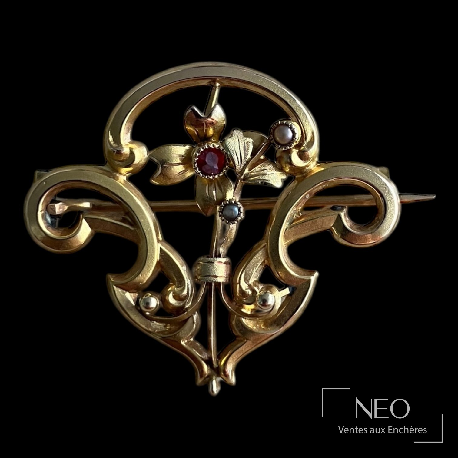 Broche ajourée en or jaune à décor d’enroulements