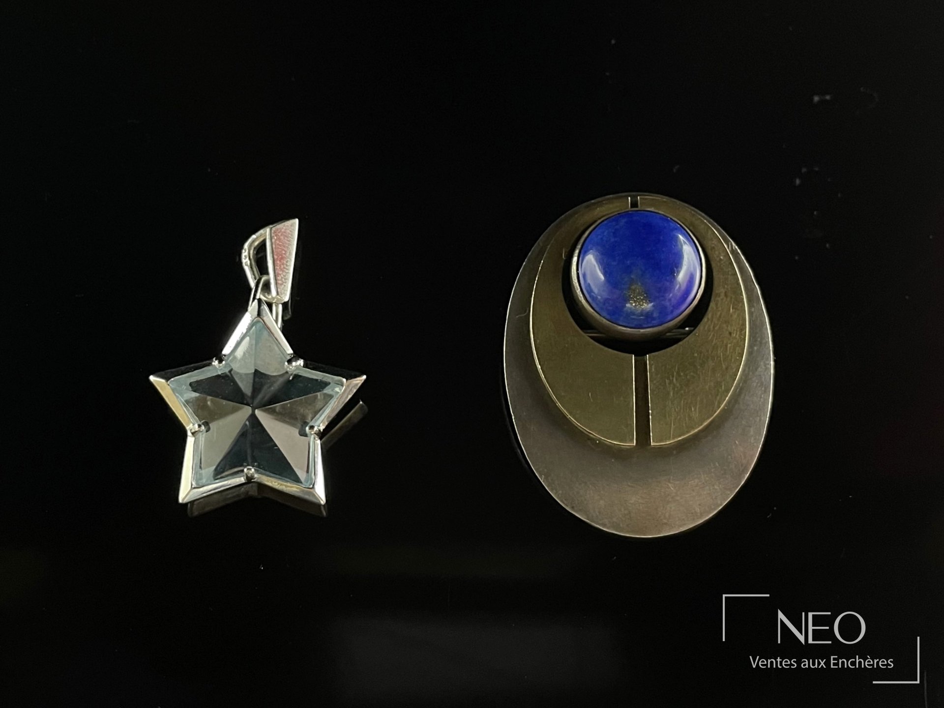 Broche en argent et vermeil au cabochon de lapis lazuli, avec pendentif Thierry Mugler