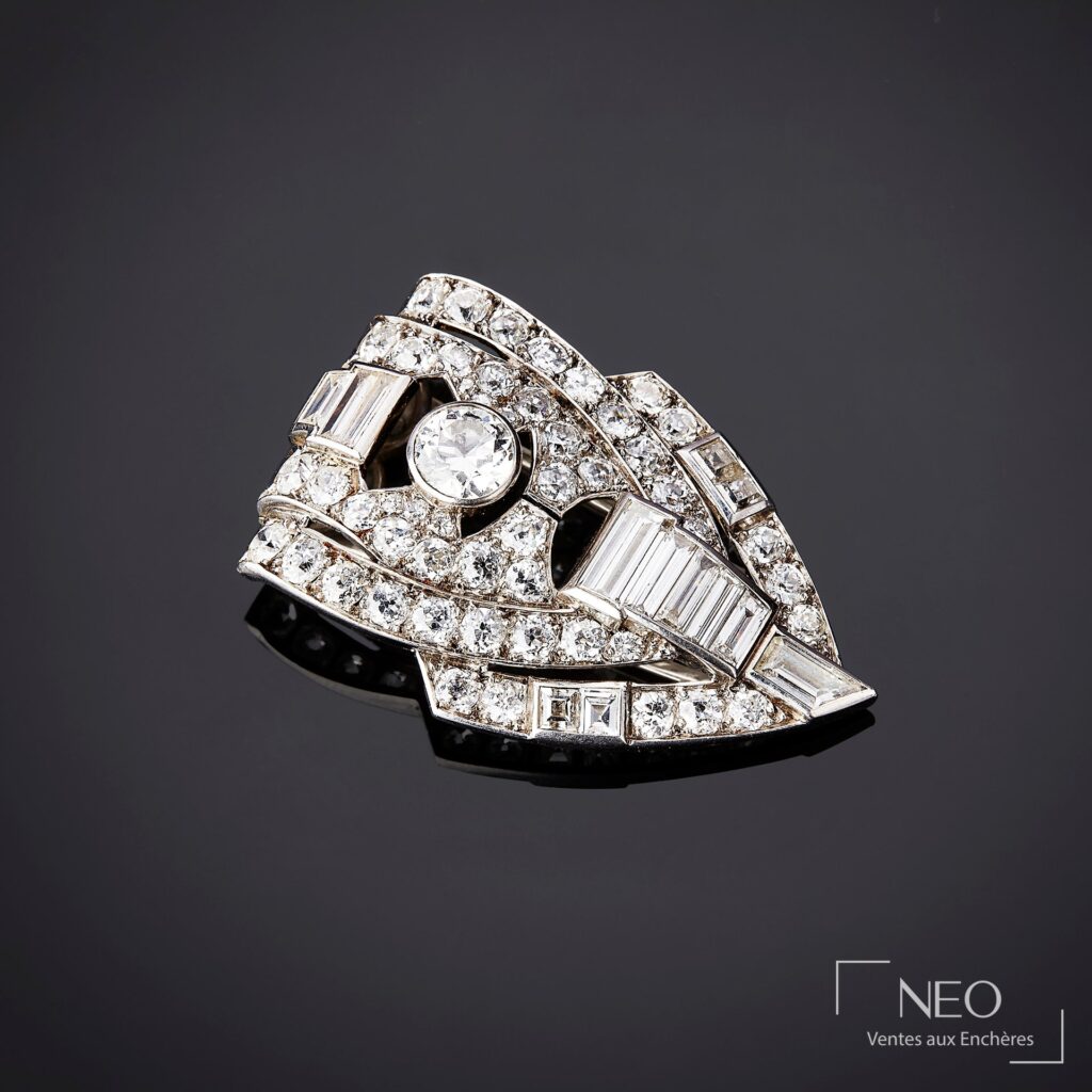 Broche Art Déco géométrique sertie de diamants sur fond sombre