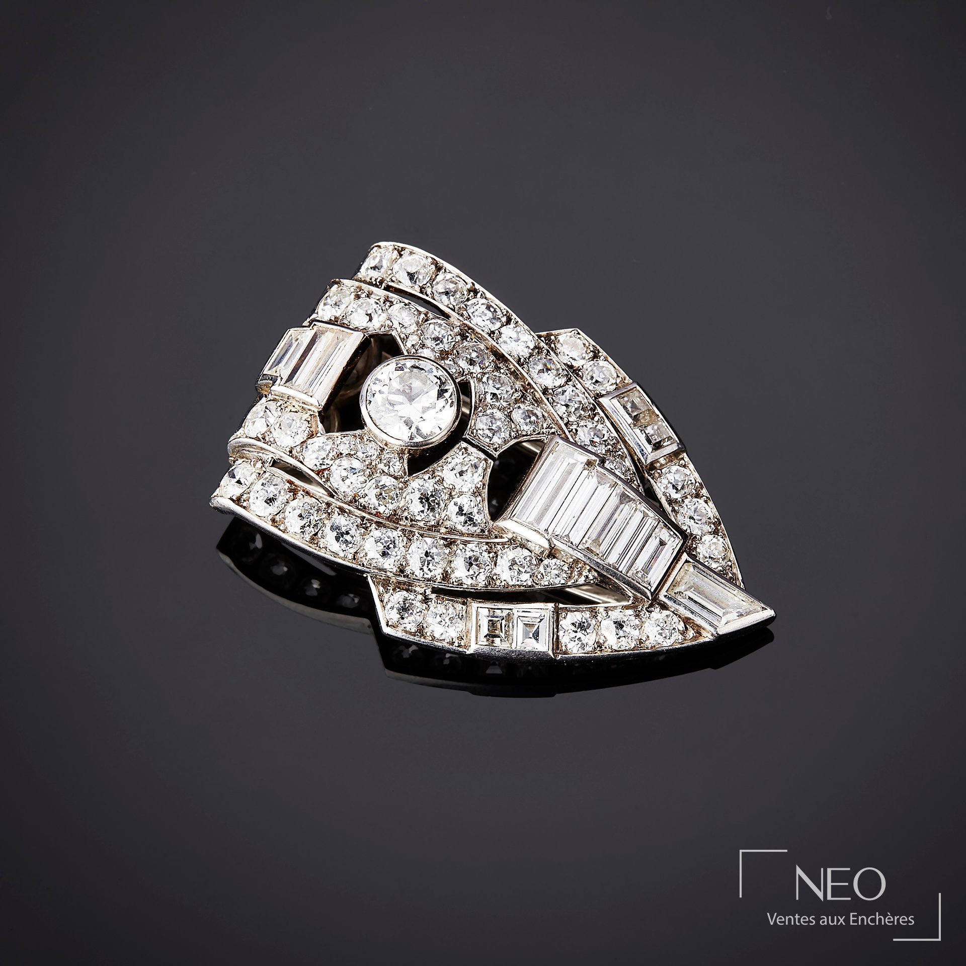 Broche Art Déco géométrique sertie de diamants sur fond sombre