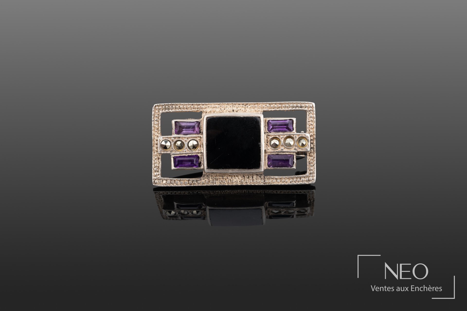 Broche Art déco en argent avec motif carré émaillé noir et pierres violettes
