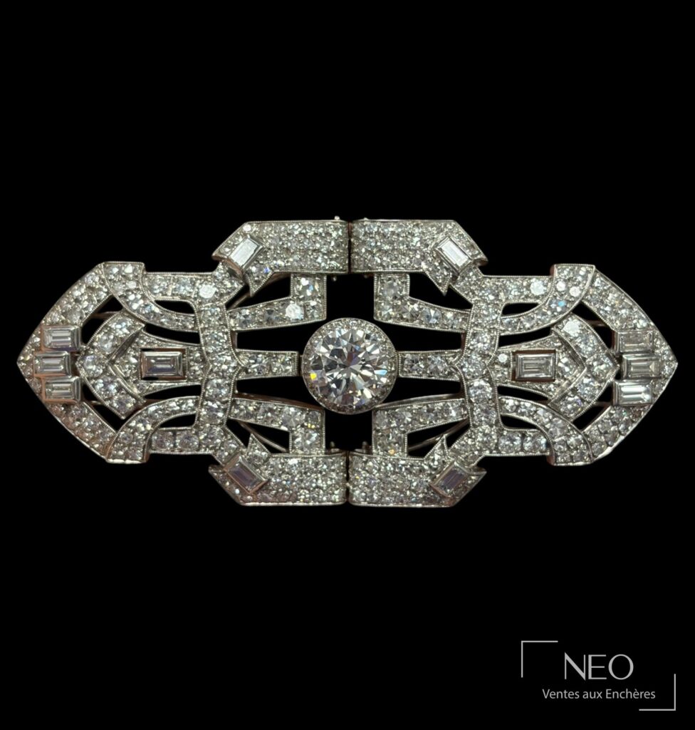 Broche Art Déco en or blanc et platine sertie de diamants