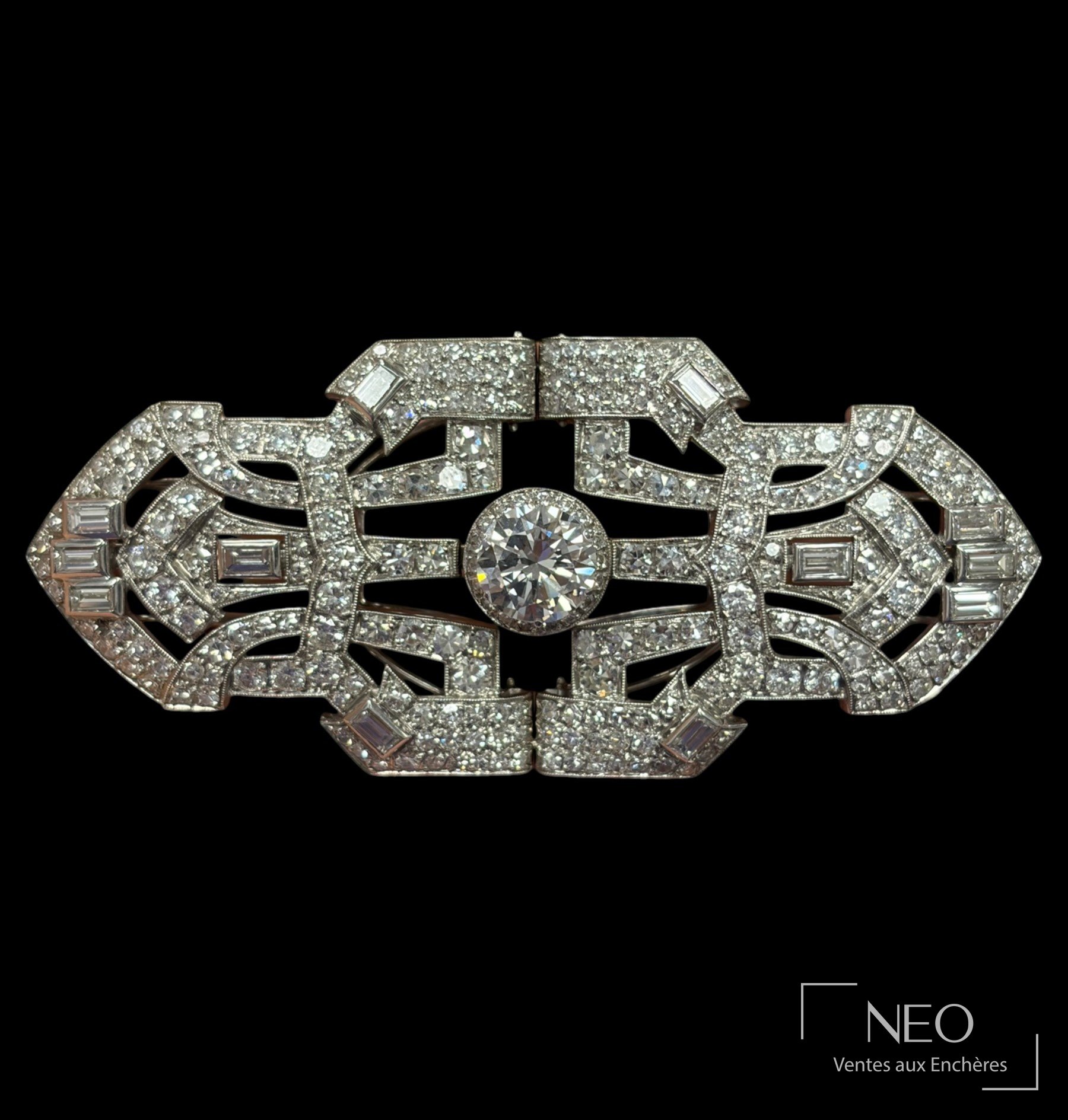 Broche Art Déco en or blanc et platine sertie de diamants