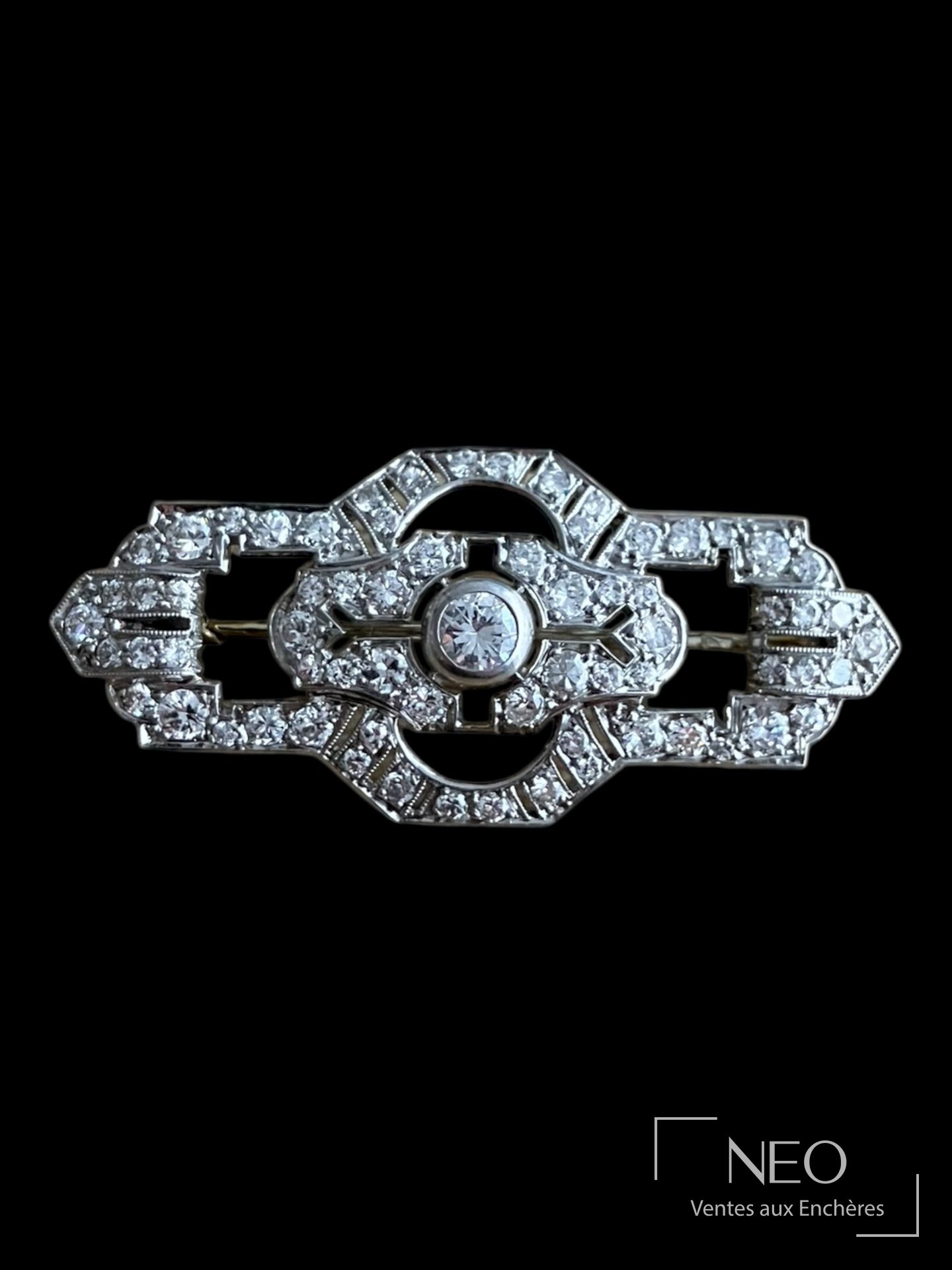 Broche Art Déco ajourée sertie de diamants sur fond noir
