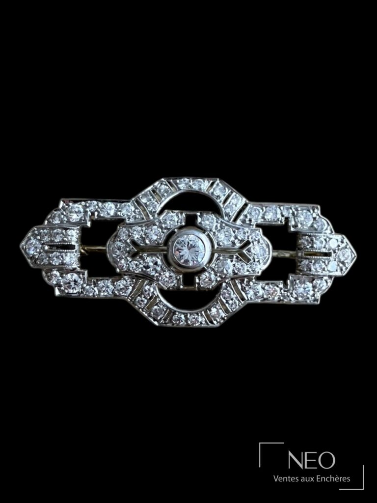 Broche Art Déco ajourée sertie de diamants