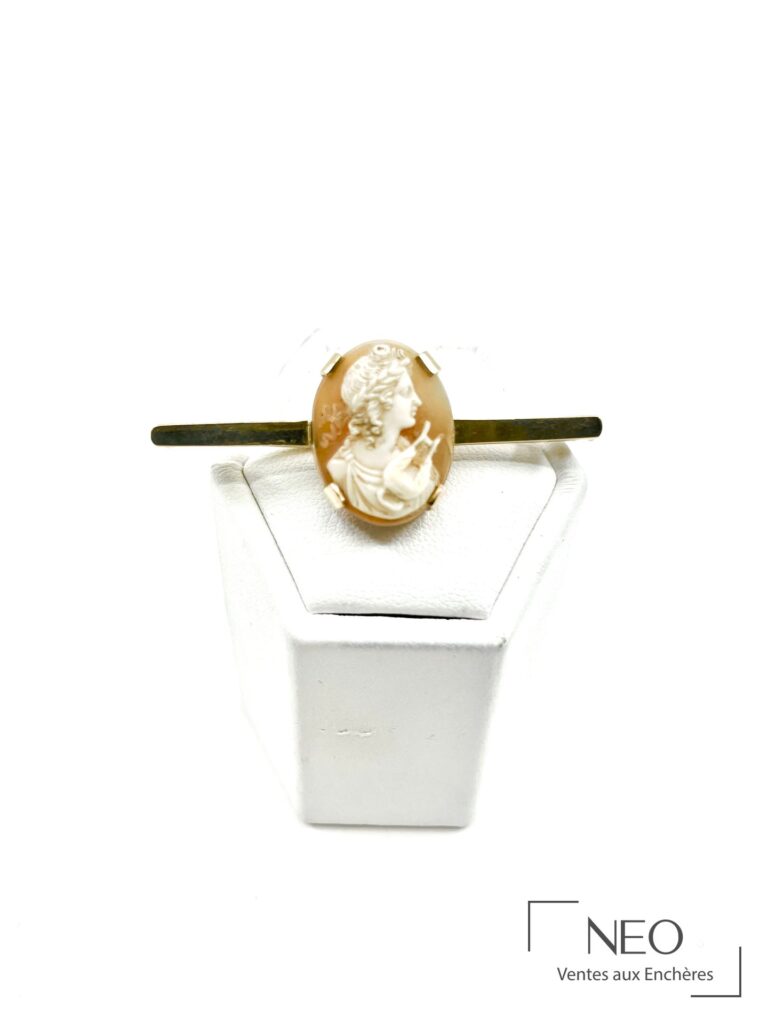 Broche baguette en or jaune avec camée ovale représentant Apollon de face