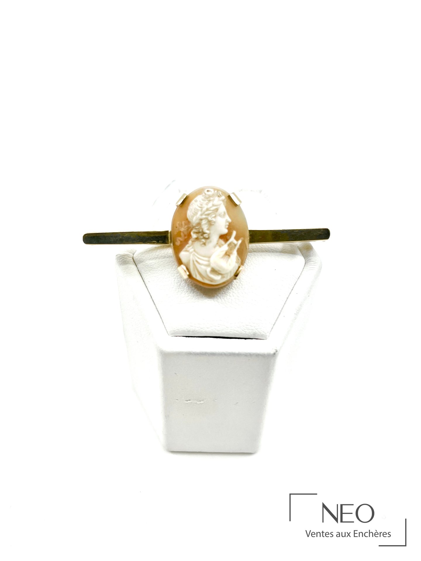 Broche baguette en or jaune 18 carats et camée ovale en agate