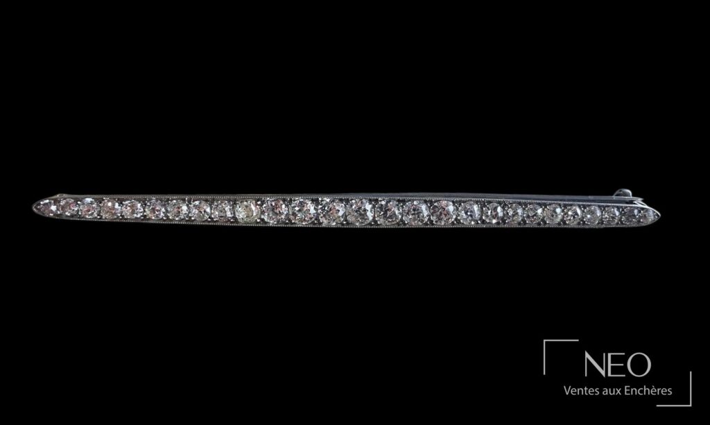Broche barette en platine pavée de diamants en vue de face