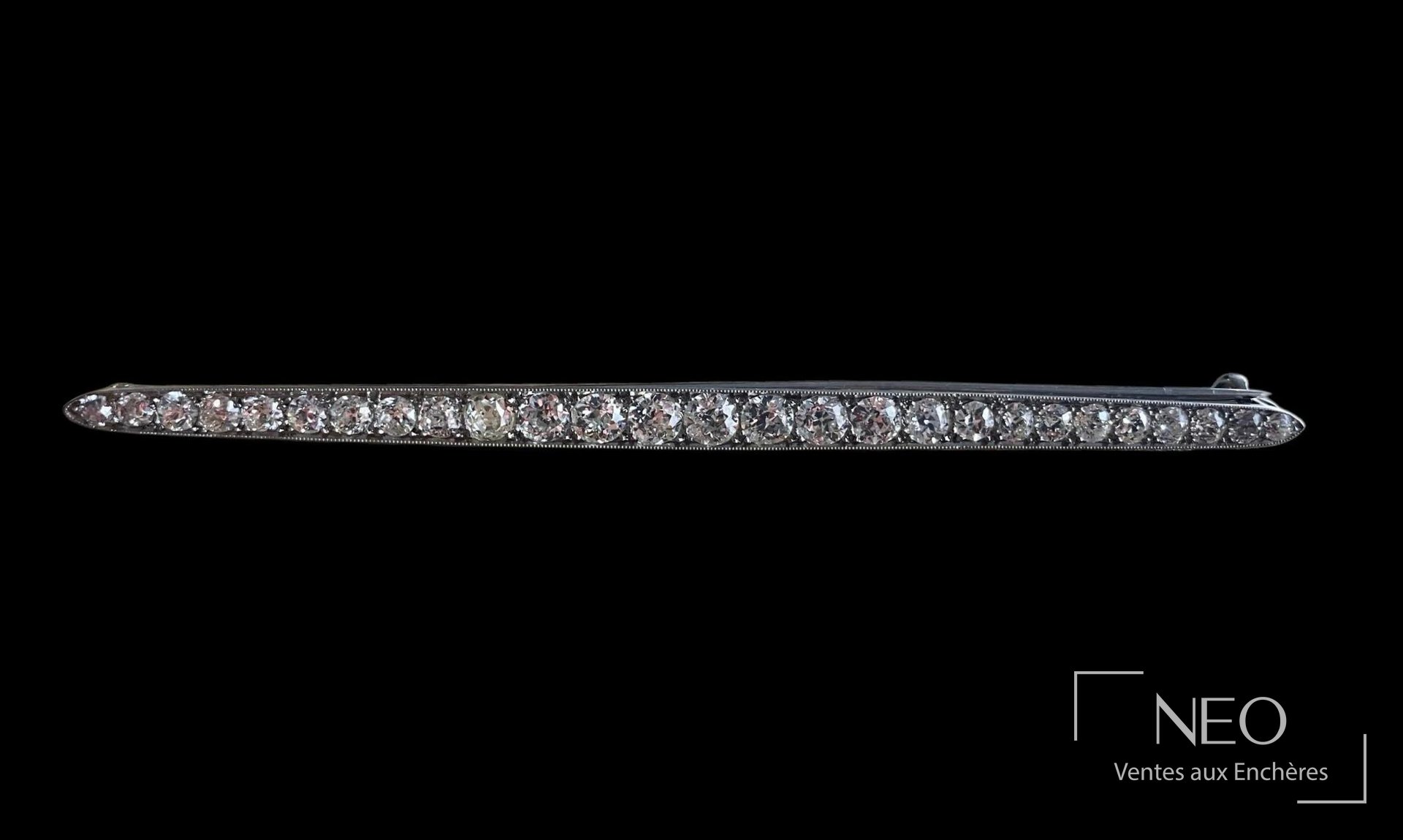 Broche barette en platine pavée de diamants en vue de face
