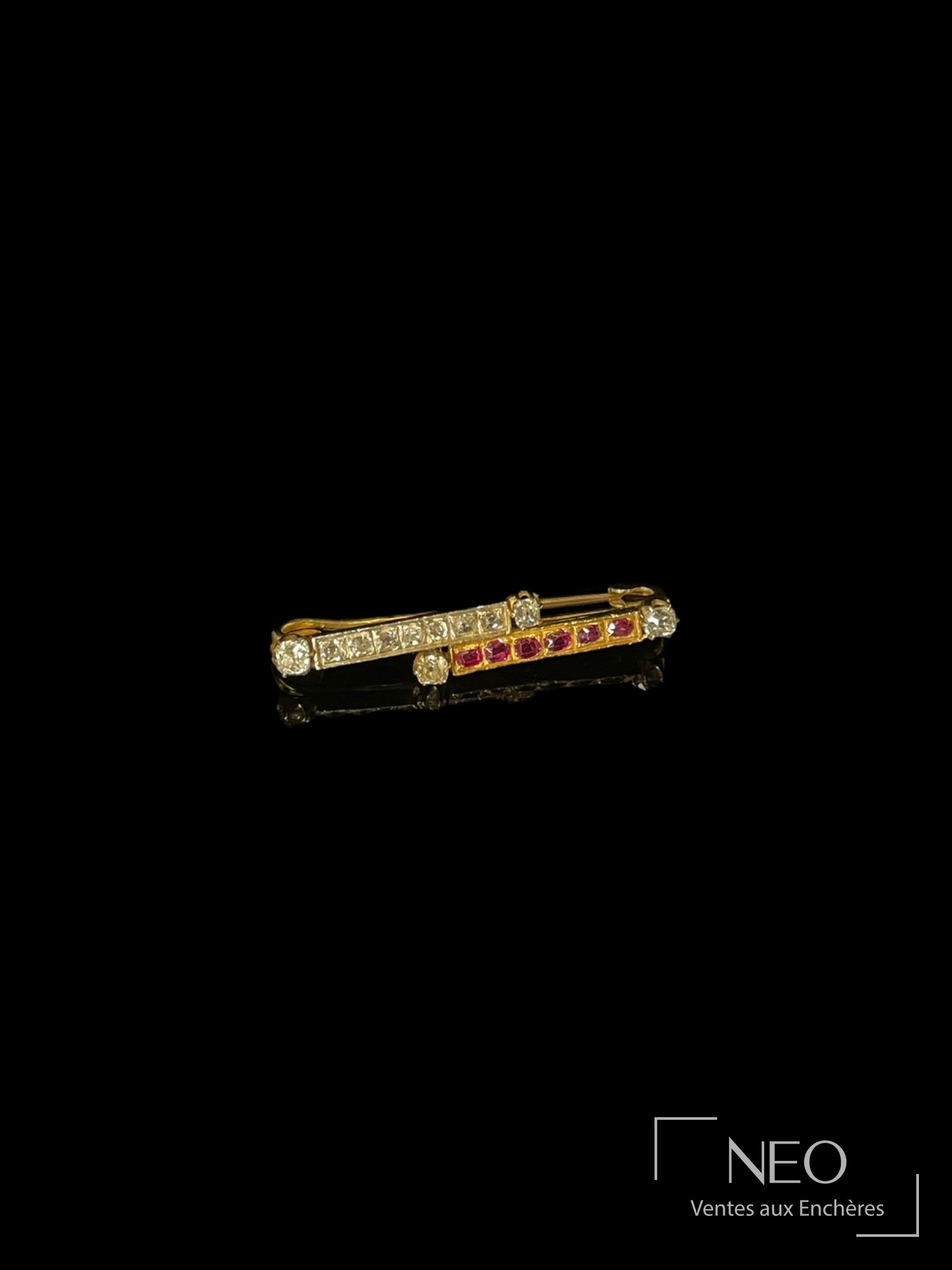 Broche barrette en or jaune 18 carats et platine, diamants et pierres rouges