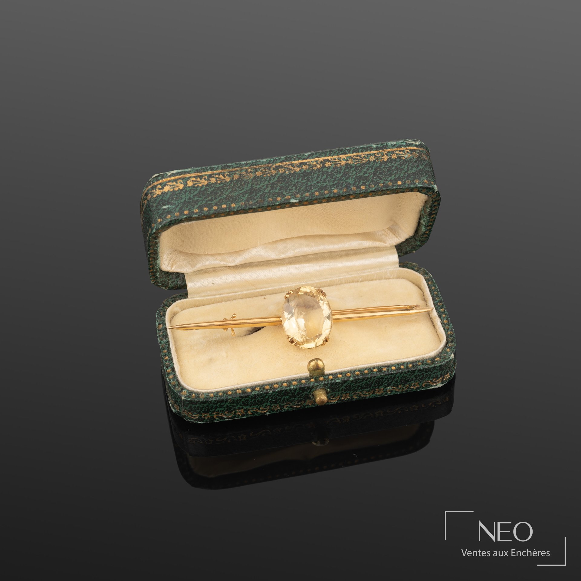Broche barrette en or jaune 18K avec citrine ovale présentée dans son écrin