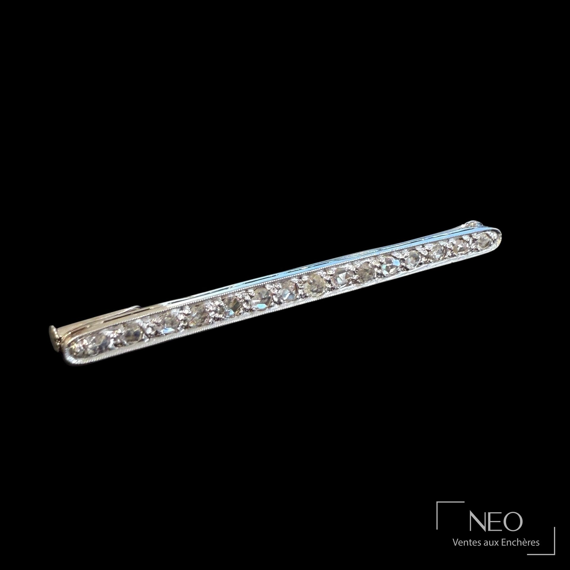 Broche barrette en or gris 18 carats et platine pavée de diamants