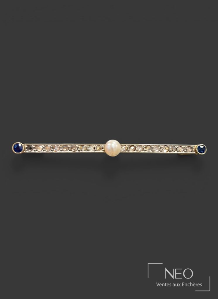 Broche barrette avec perle blanche centrale