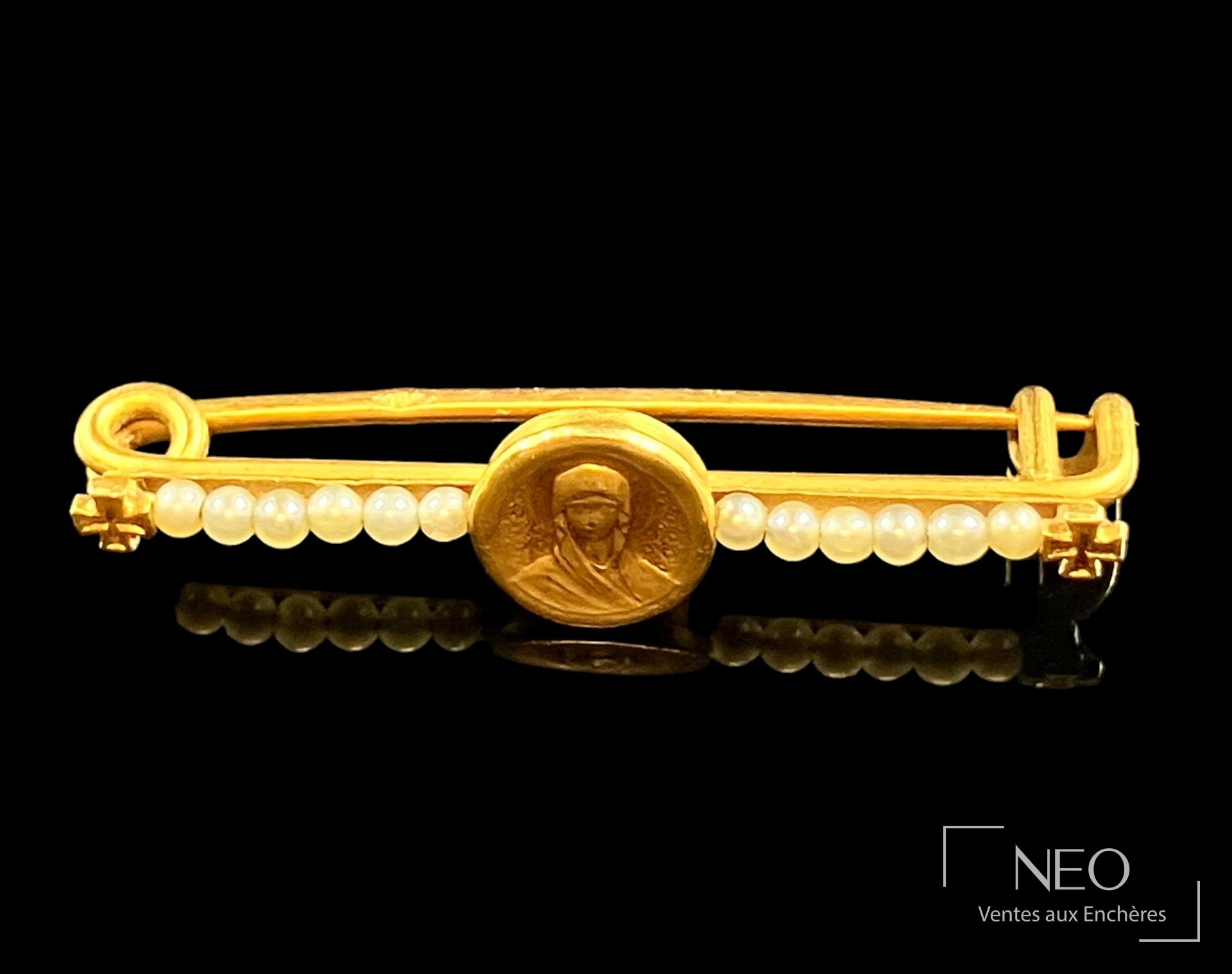 Broche barrette en or jaune 18 carats centrée d’un médaillon à la Vierge Marie