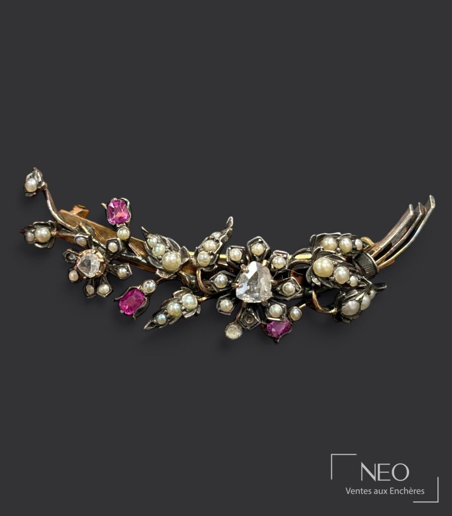 Broche en branche fleurie sertie de demi-perles