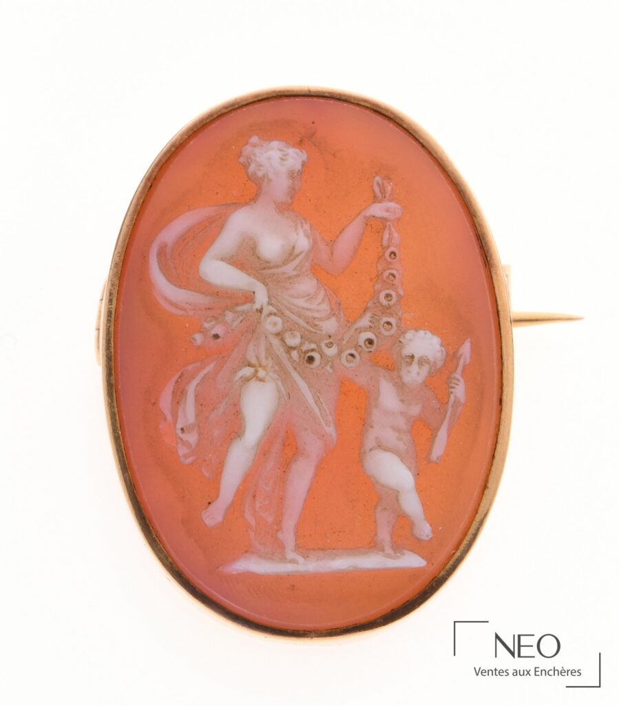 Broche camée ovale en agate orangée représentant une allégorie à l'antique