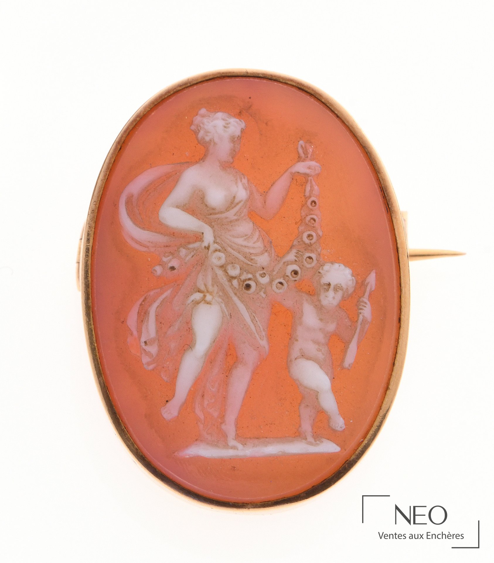 Broche camée ovale en agate orangée représentant une allégorie à l'antique