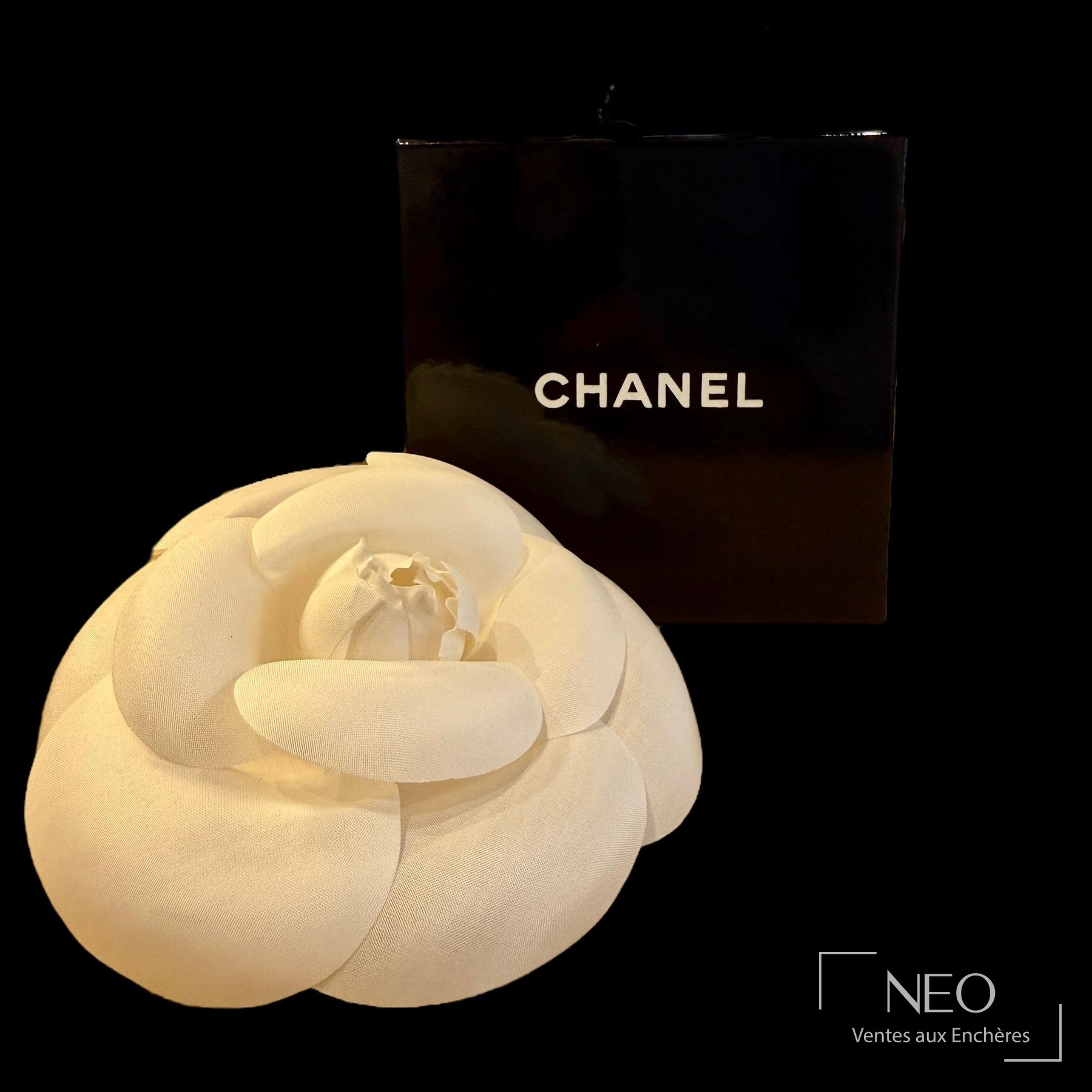 Broche Camélia Chanel en tissu blanc avec sa boîte noire siglée