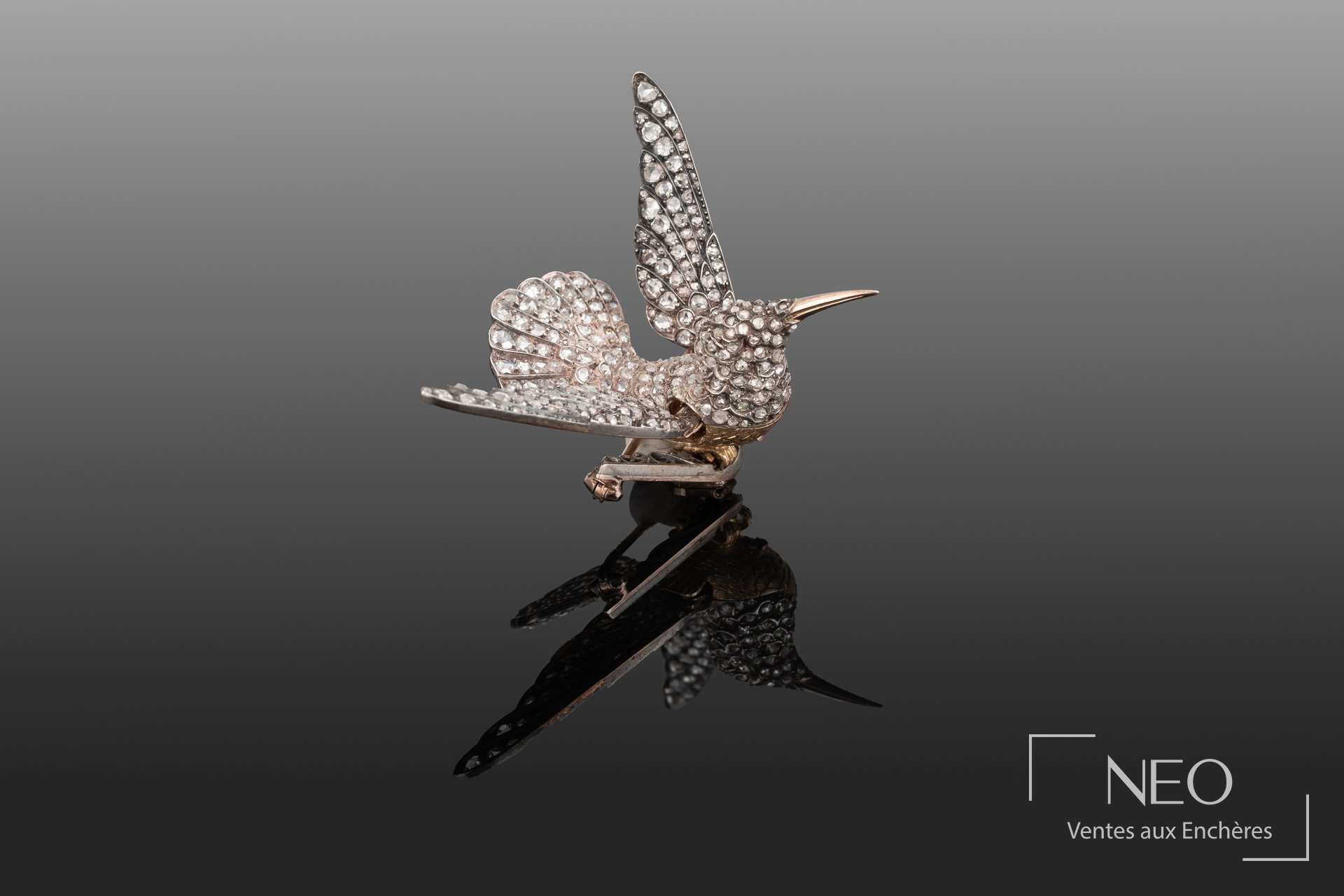 Broche colibri articulée pavée de diamants