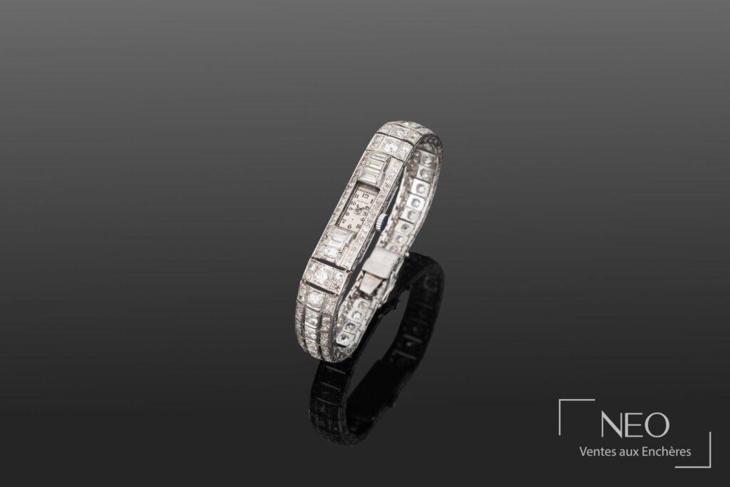 Bijou serti de diamants avec un cadran visible au centre sur fond sombre