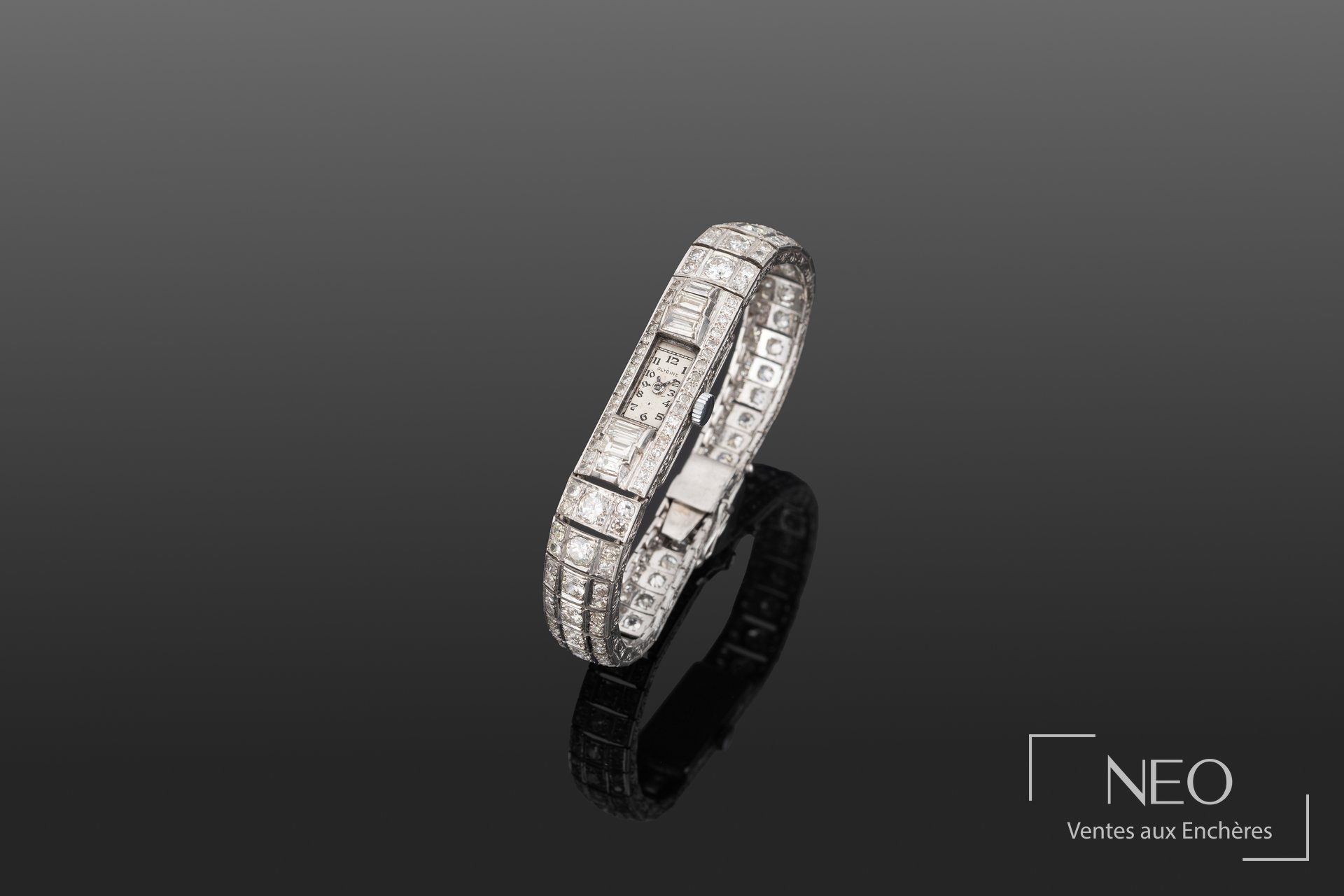 Bijou serti de diamants avec un cadran visible au centre sur fond sombre