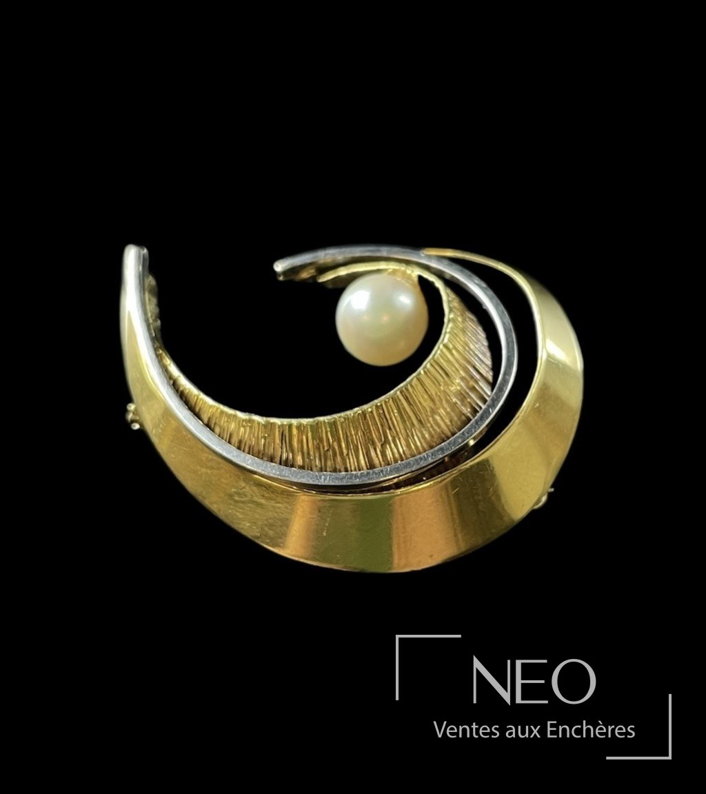 Broche double lune en or jaune et gris 18 carats ornée d&rsquo;une perle de culture