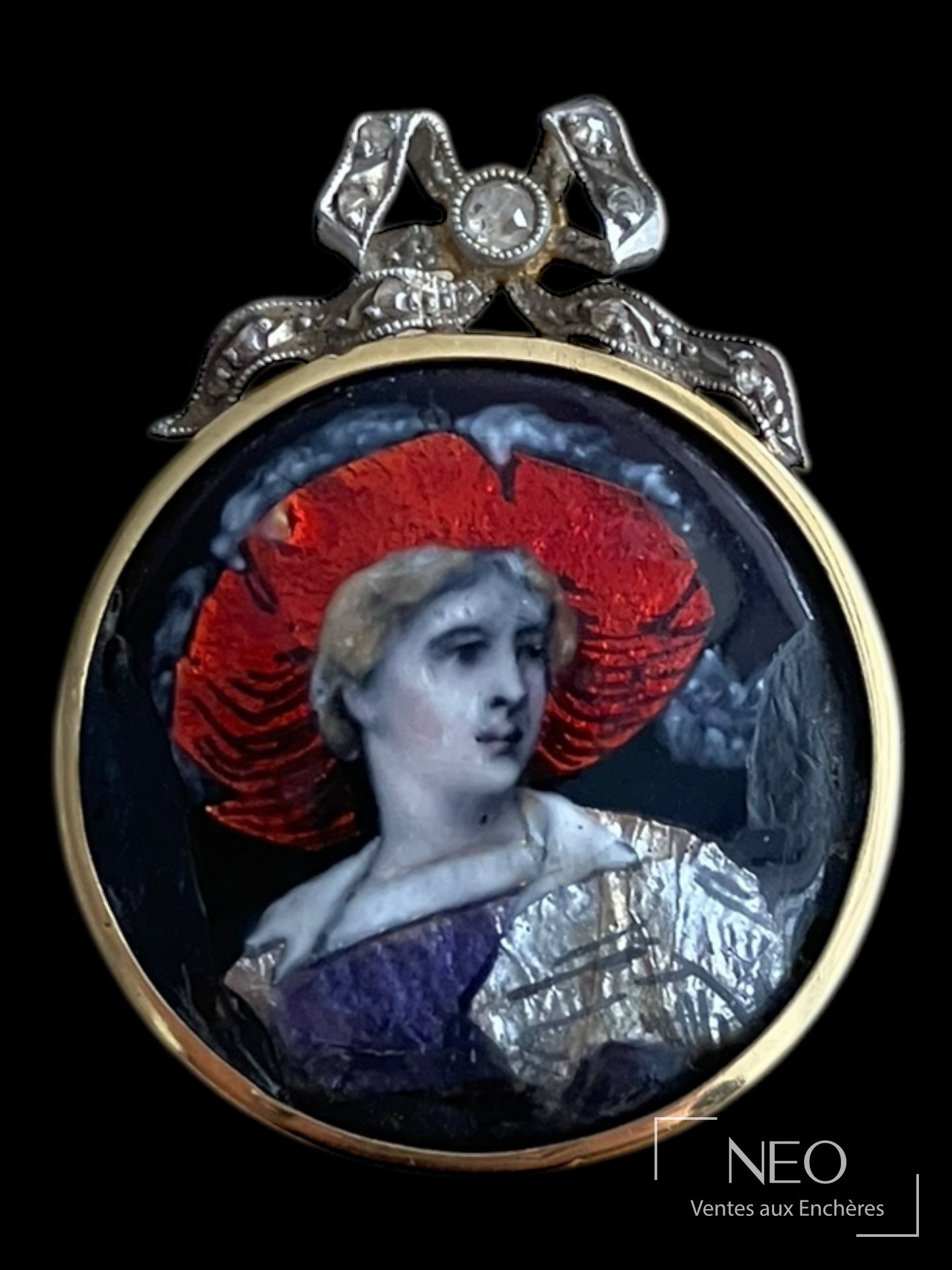 Broche circulaire en or et émail de Limoges polychrome représentant une élégante au chapeau