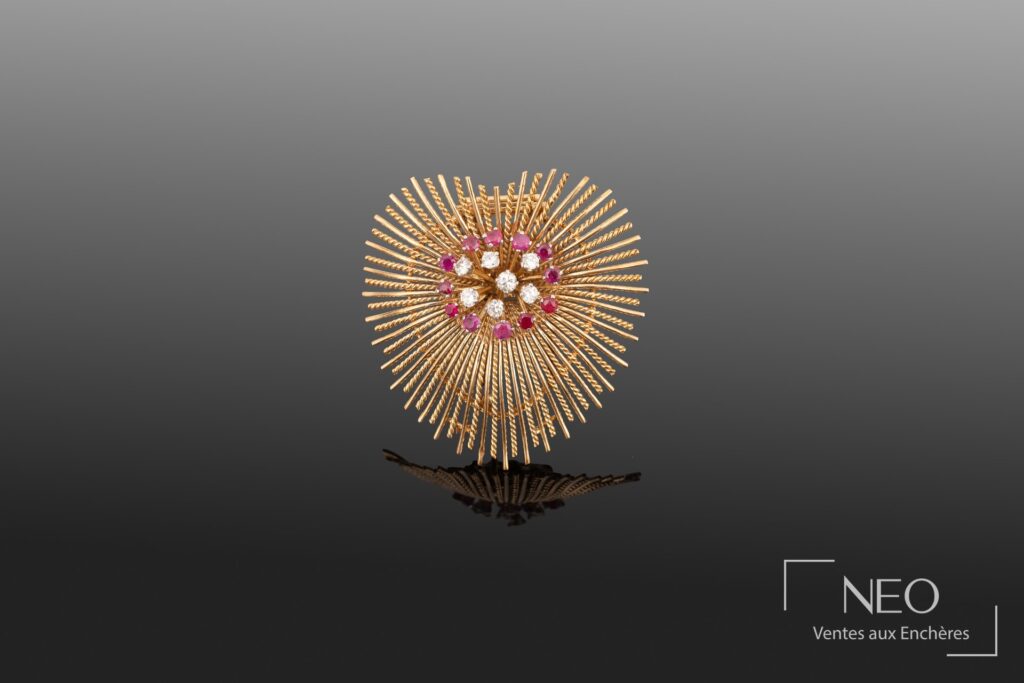 Broche cœur en or jaune sertie de rubis et de diamants