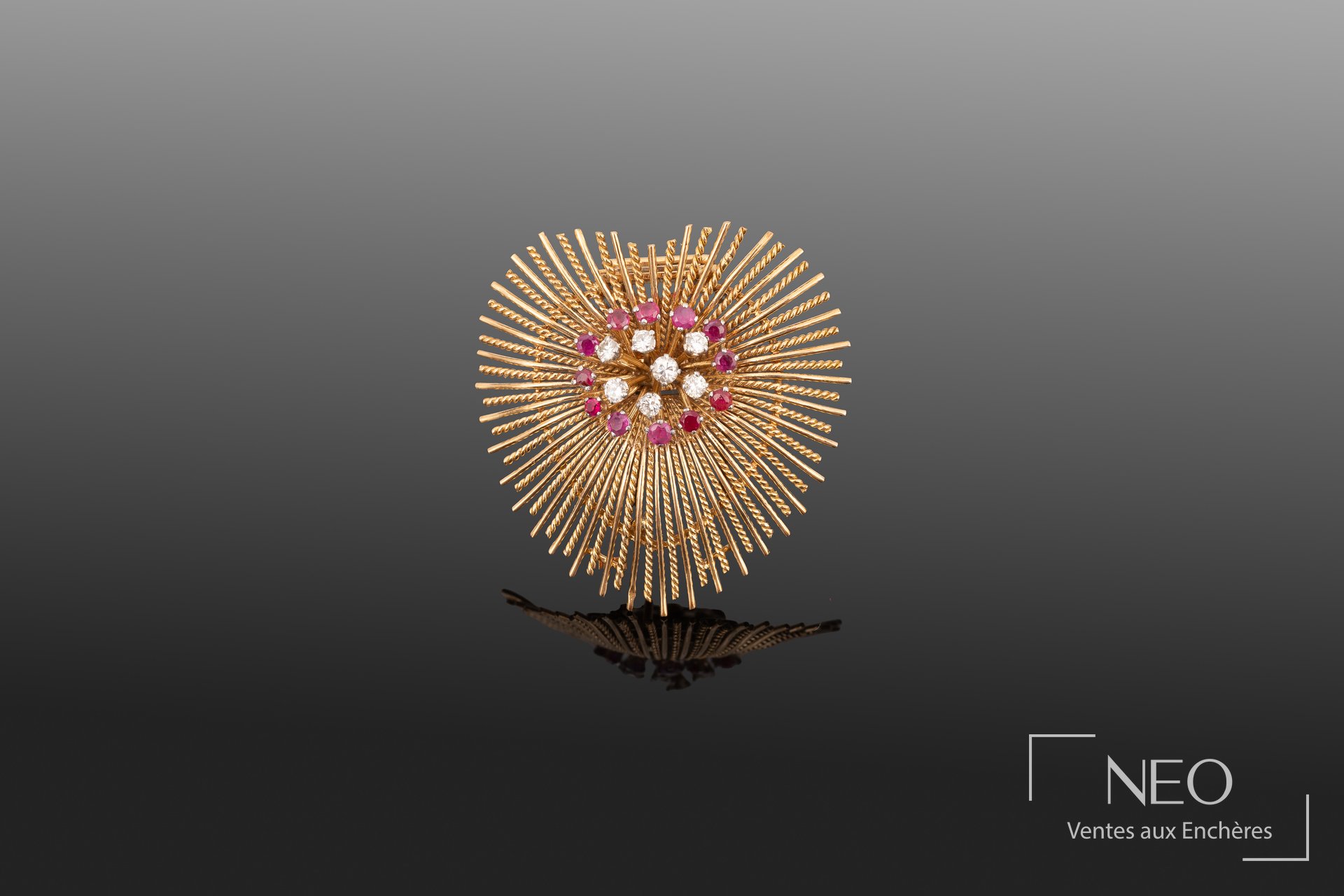 Broche cœur en or jaune sertie de rubis et de diamants