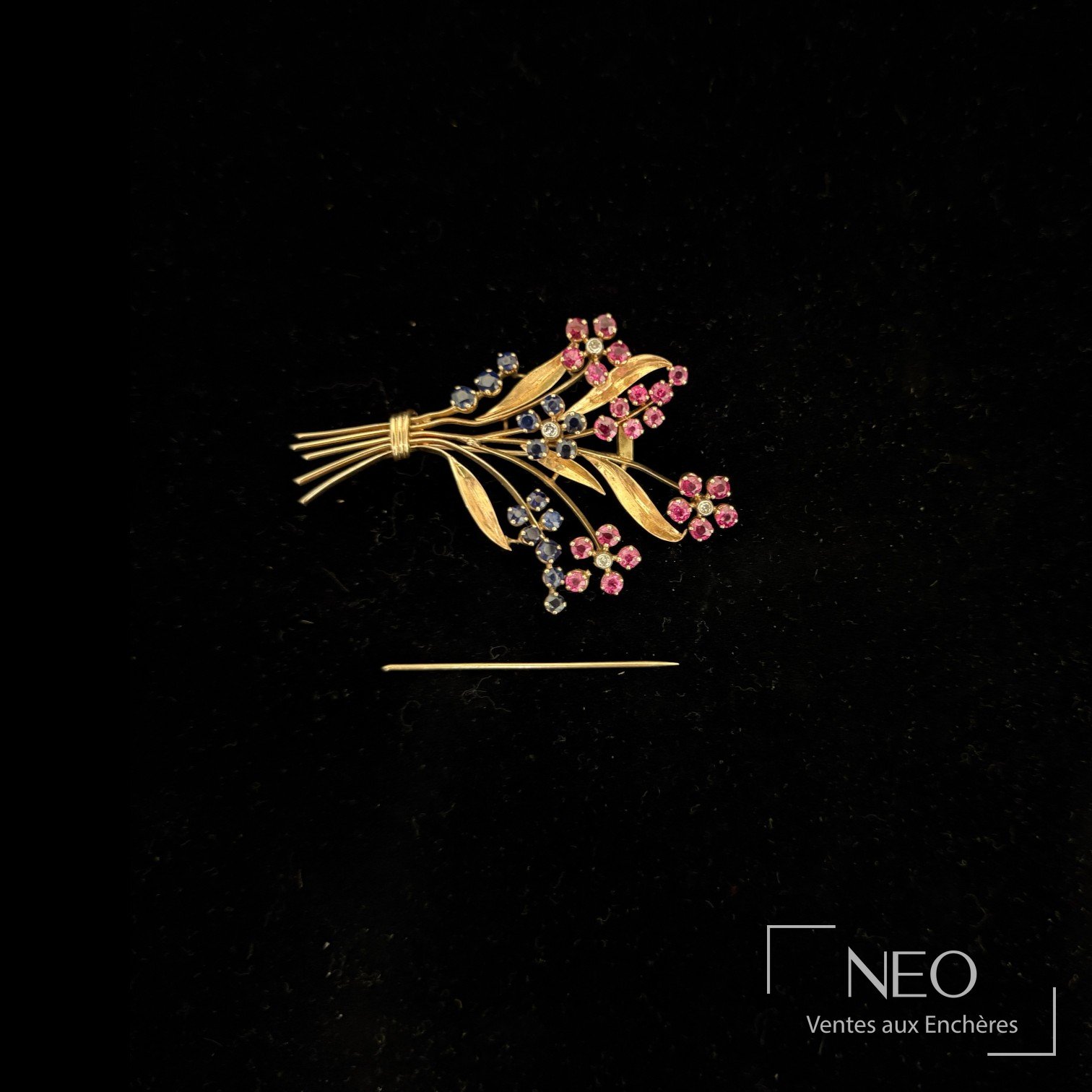 Broche bouquet fleuri en or jaune sertie de pierres roses