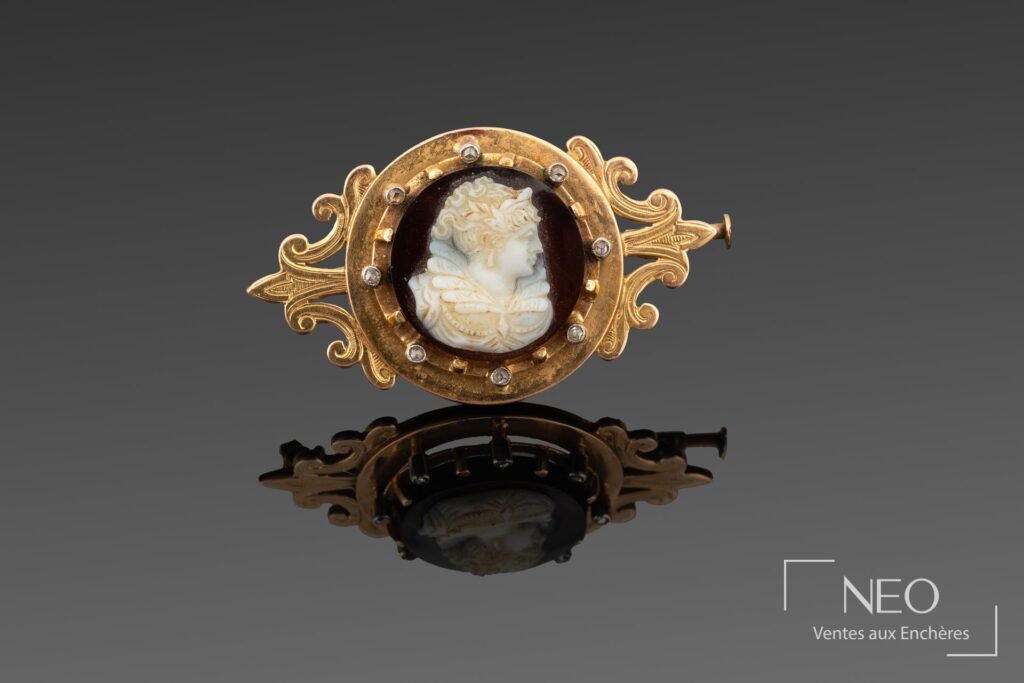 Broche en or jaune avec camée agate et diamants