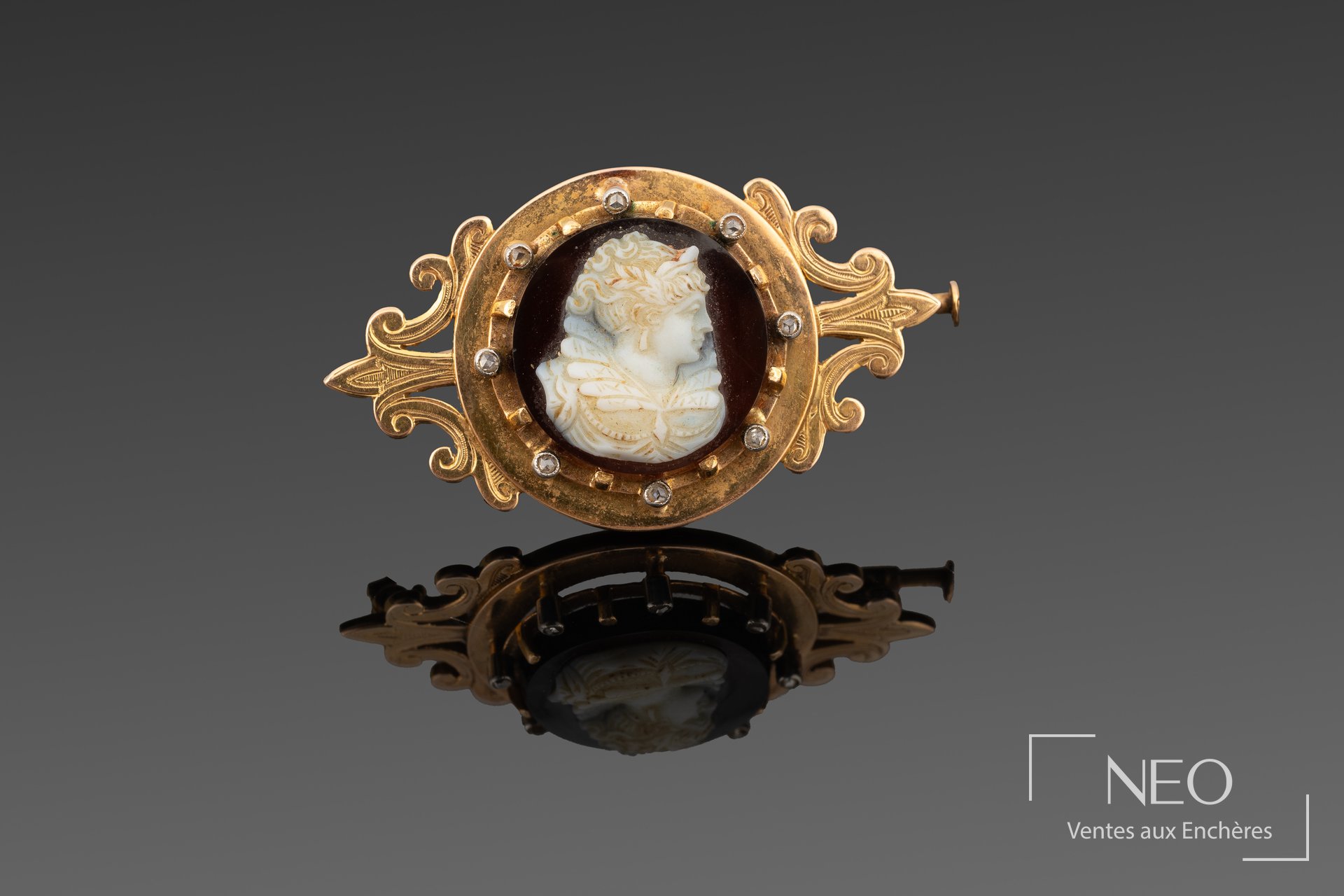 Broche en or jaune avec camée agate et diamants