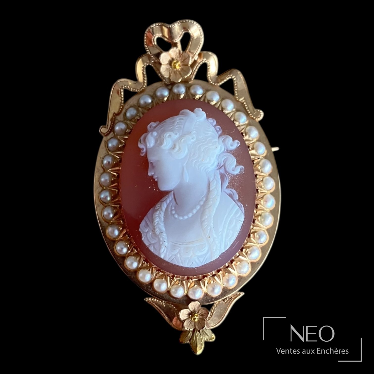 Broche ovale en or jaune 18 carats, camée coquille et perles de culture