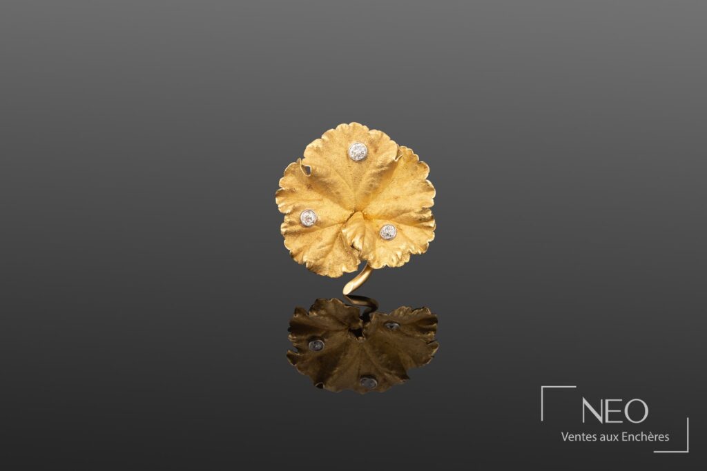 Broche feuille en or jaune et gris sertie de trois diamants