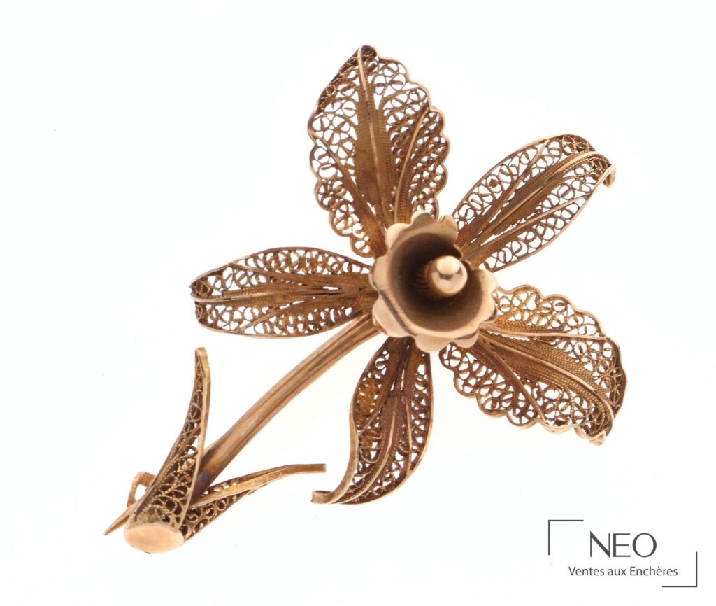 Broche fleur filigranée en or jaune