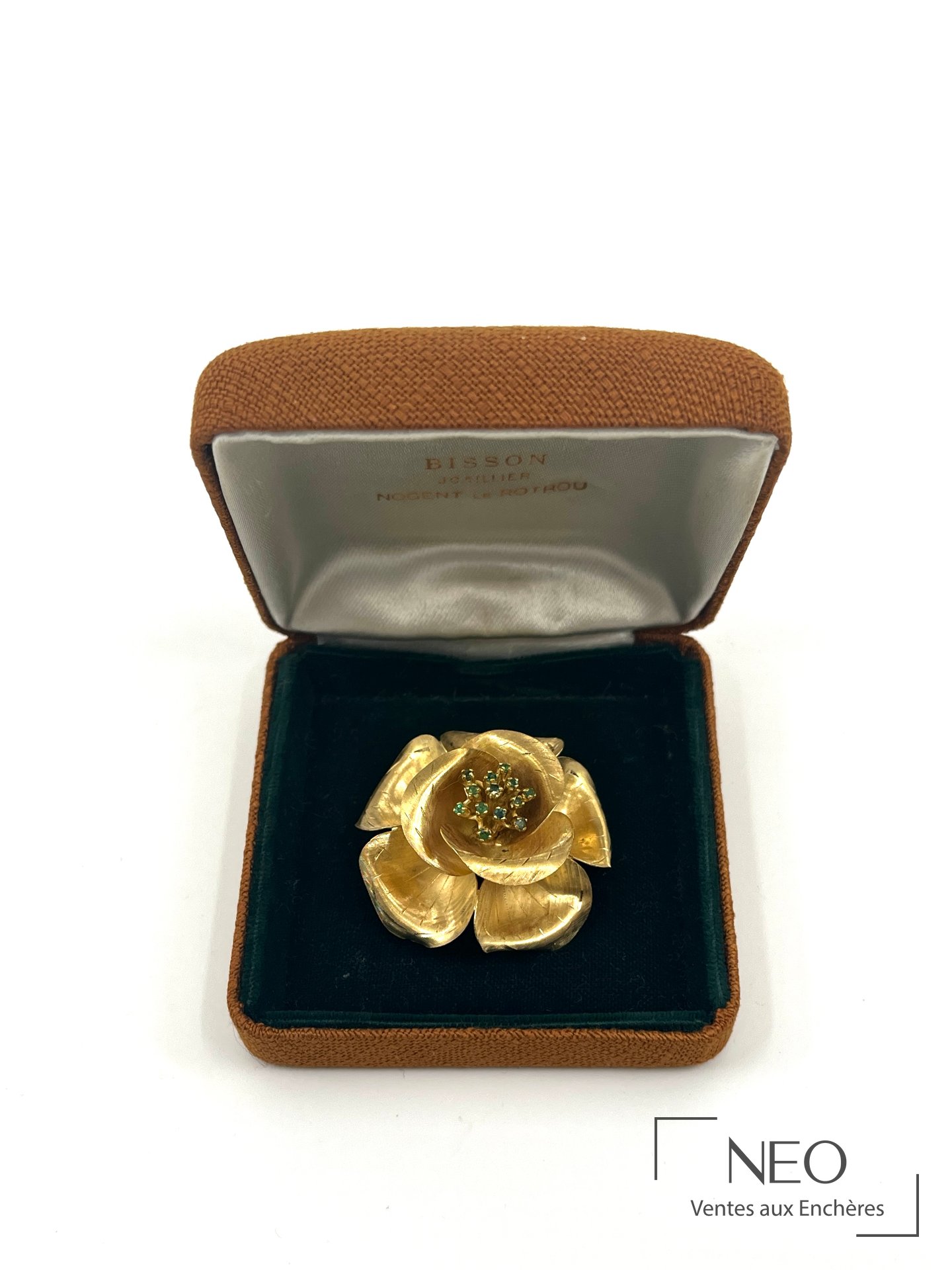 Broche fleur en or jaune présentée dans son écrin