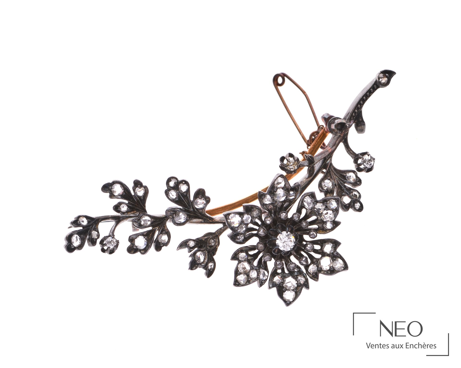 Broche fleur en or rose 18 carats et argent sertie de diamants