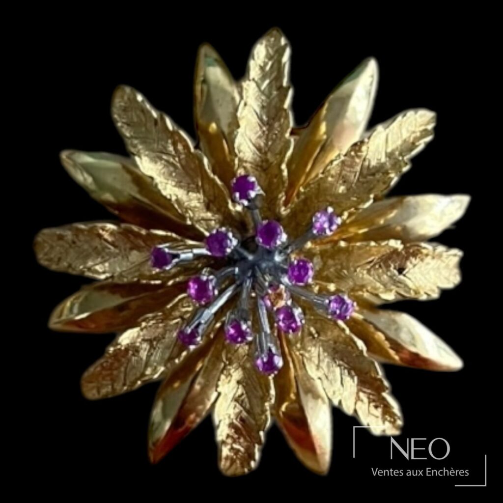 Broche fleur en or jaune et saphirs roses sur fond noir