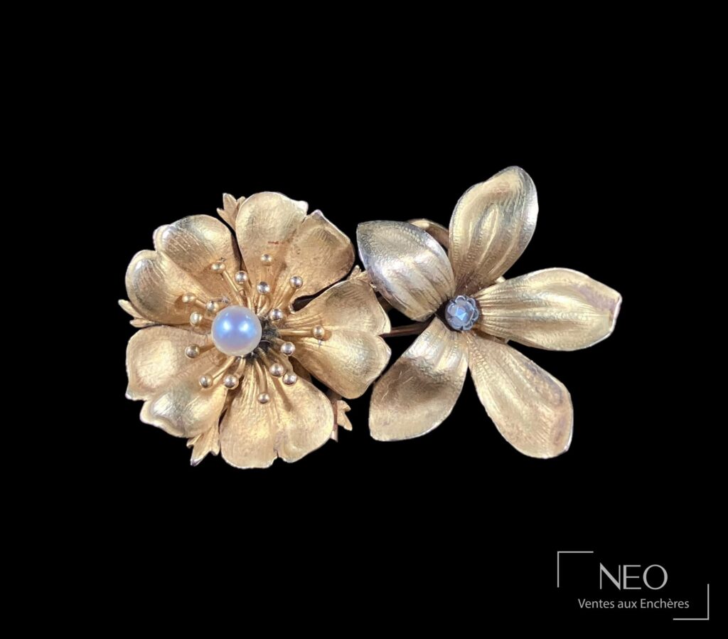 Broche florale en or jaune à deux fleurs