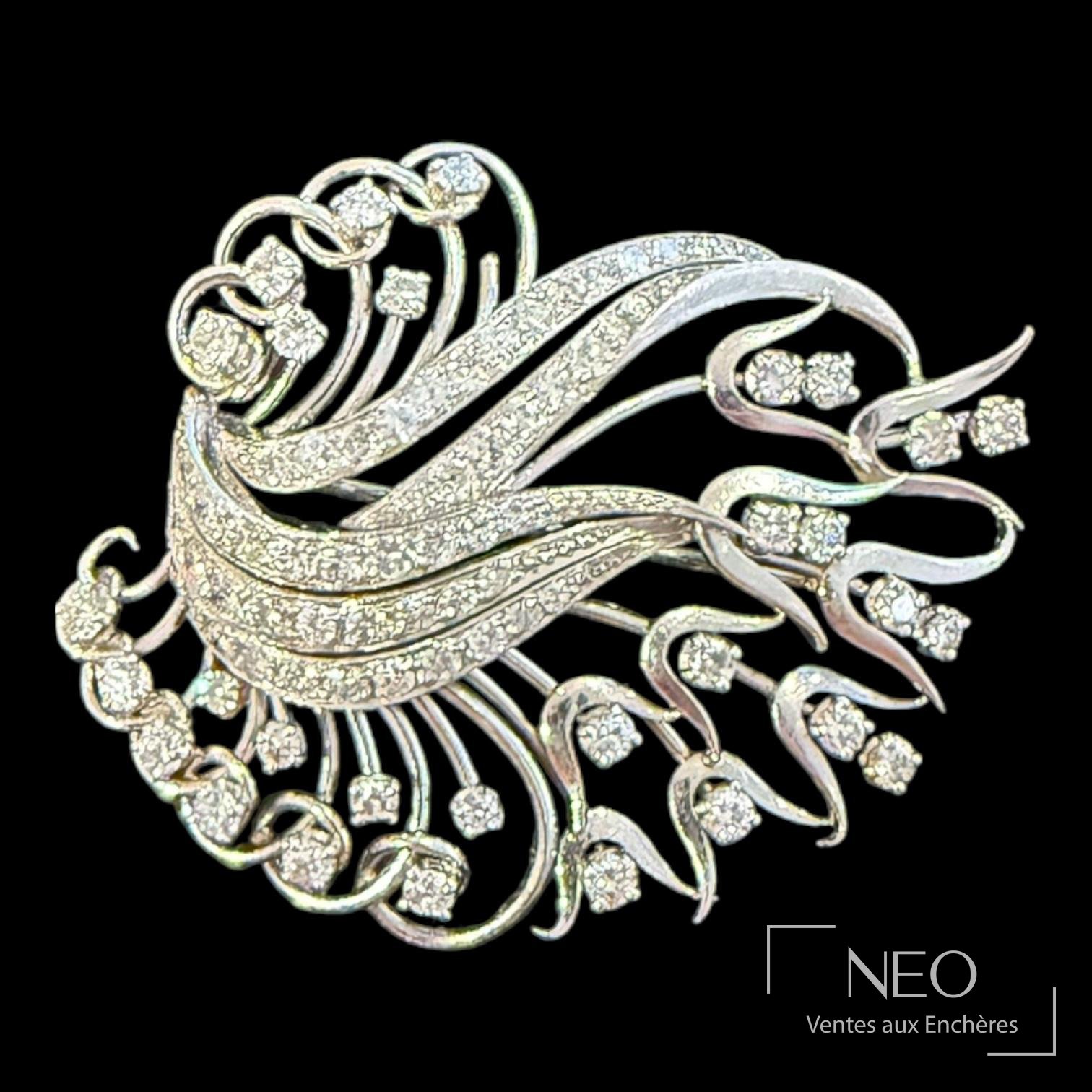 Broche florale en or gris sertie de diamants sur fond noir