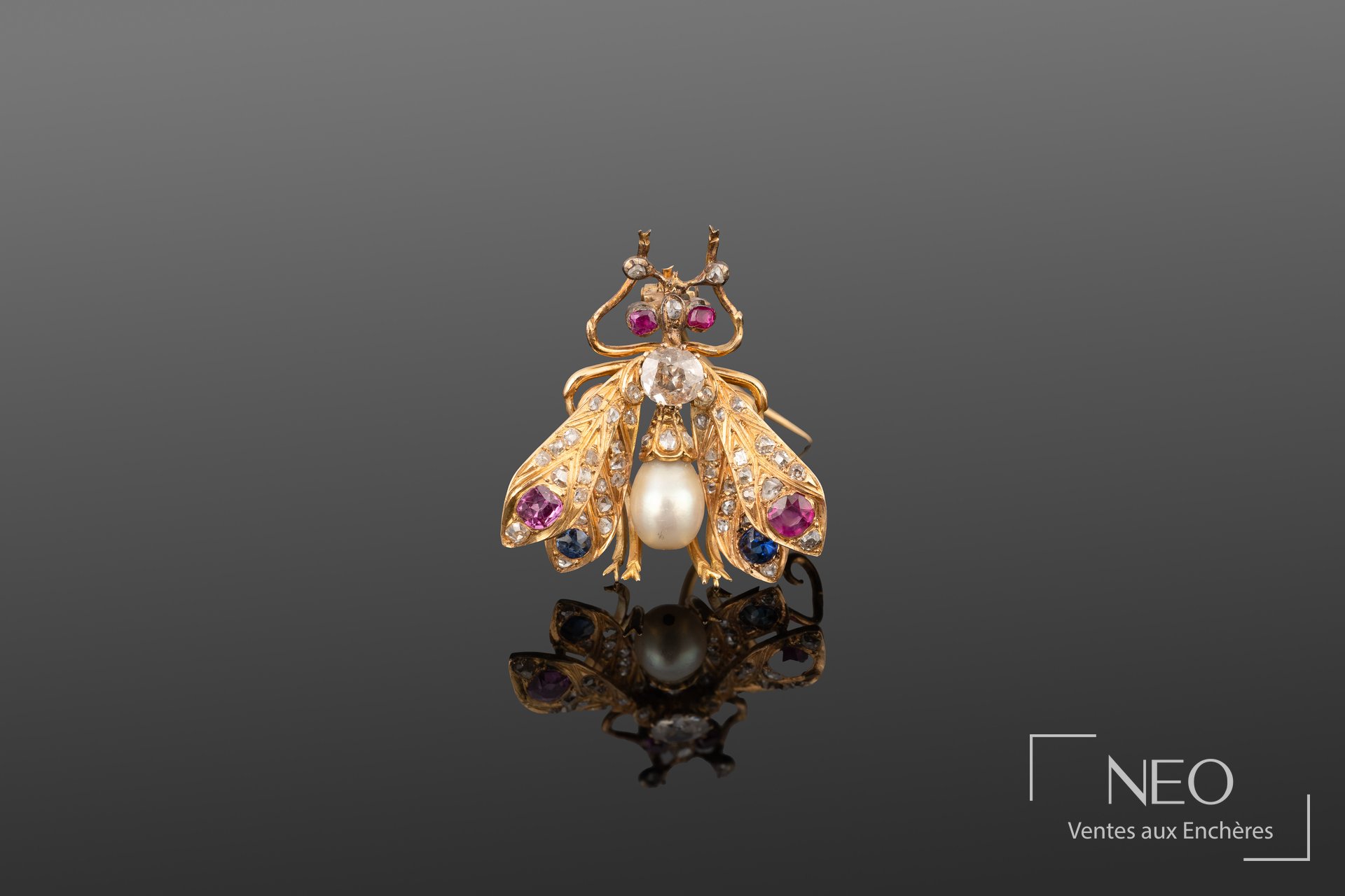 Broche insecte en or jaune sertie de diamants
