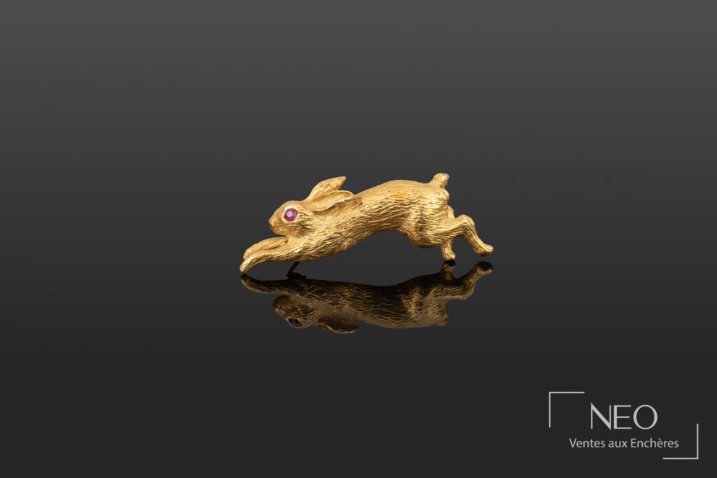 Broche en forme de lièvre en or jaune avec un rubis à l’œil