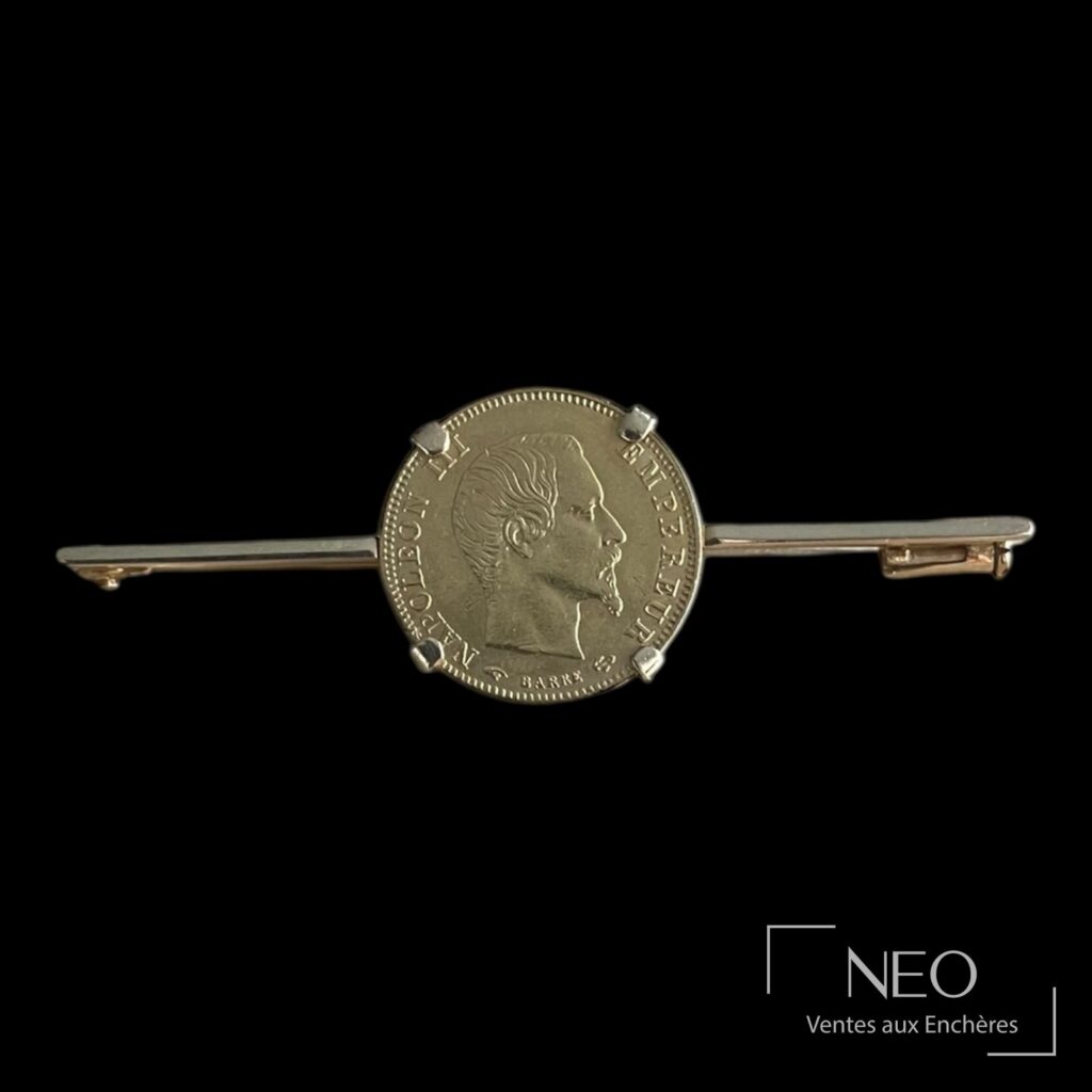 Broche en or jaune avec pièce de 5 francs Napoléon III tête nue au centre