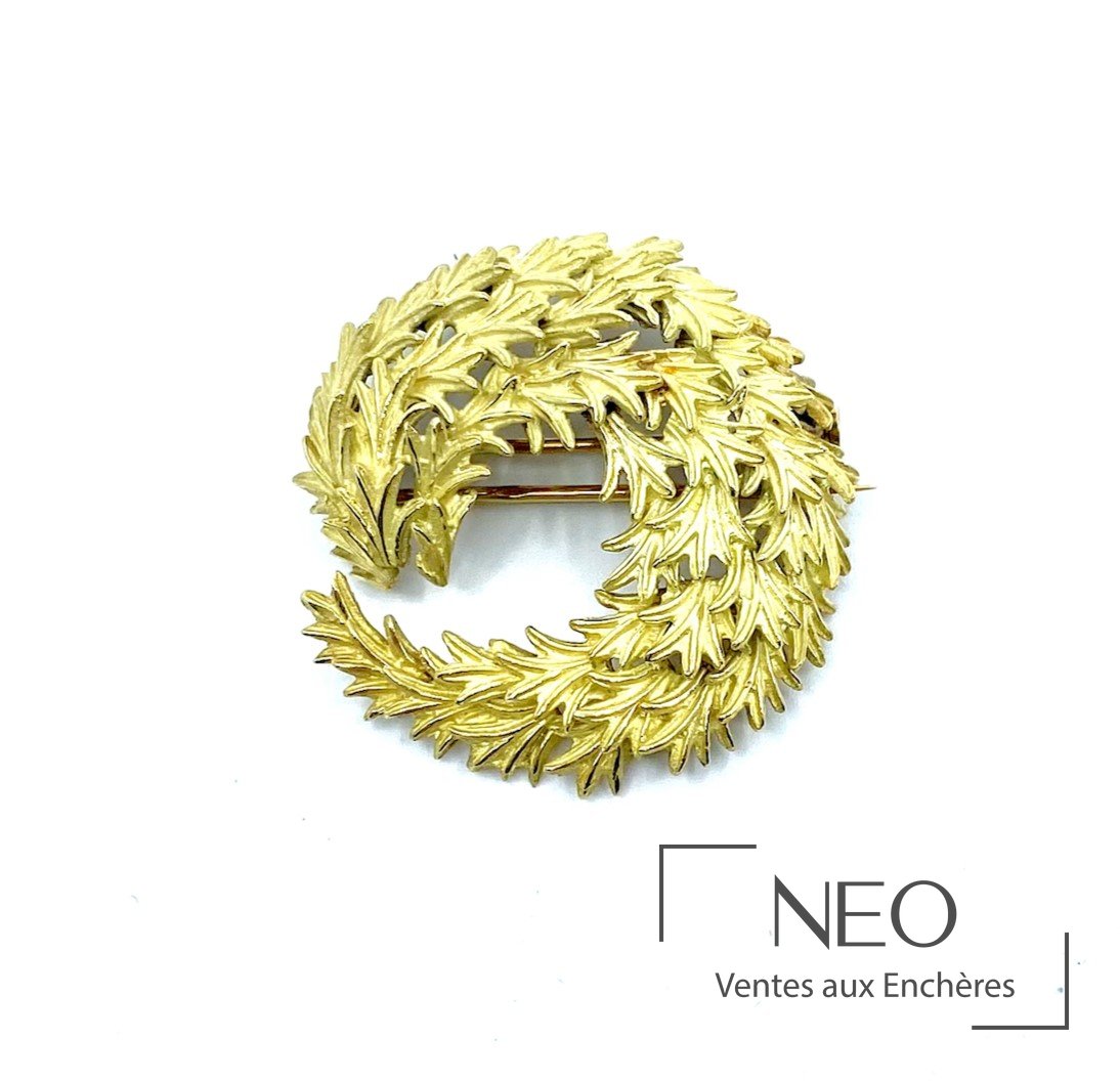 Broche en or jaune en forme de couronne feuillagée