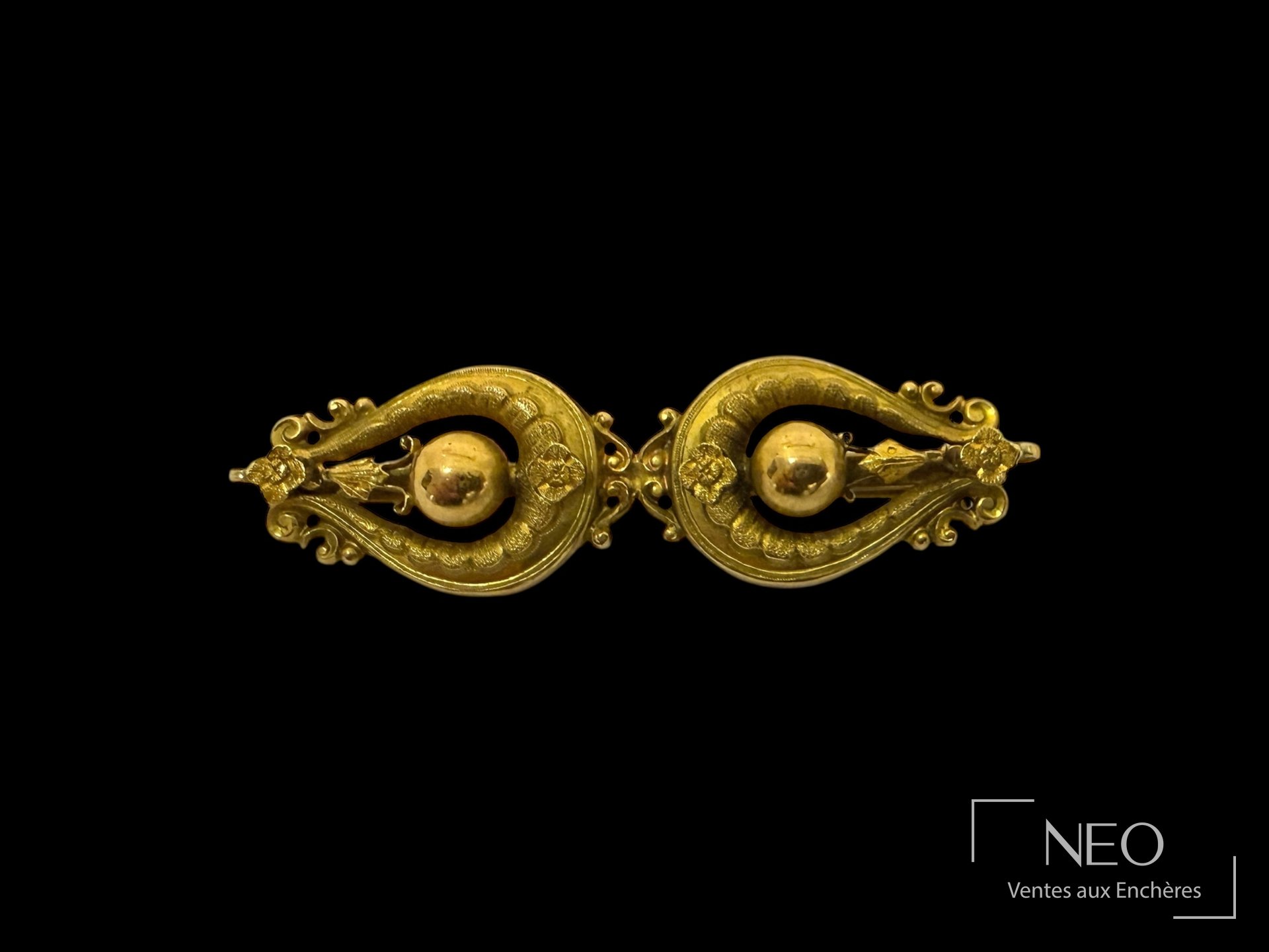 Broche en or jaune 18K à décor symétrique avec éléments floraux et boules centrales